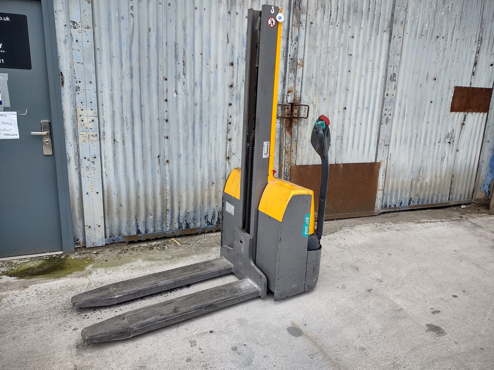 JUNGHEINRICH EMC 110 - High Reach Electric Pallet Truck