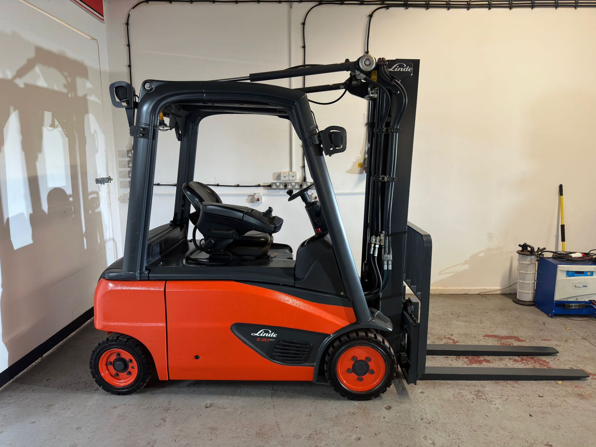 2017 LINDE E20PL (Container Spec) Electric Forklift - Image 2 of 7