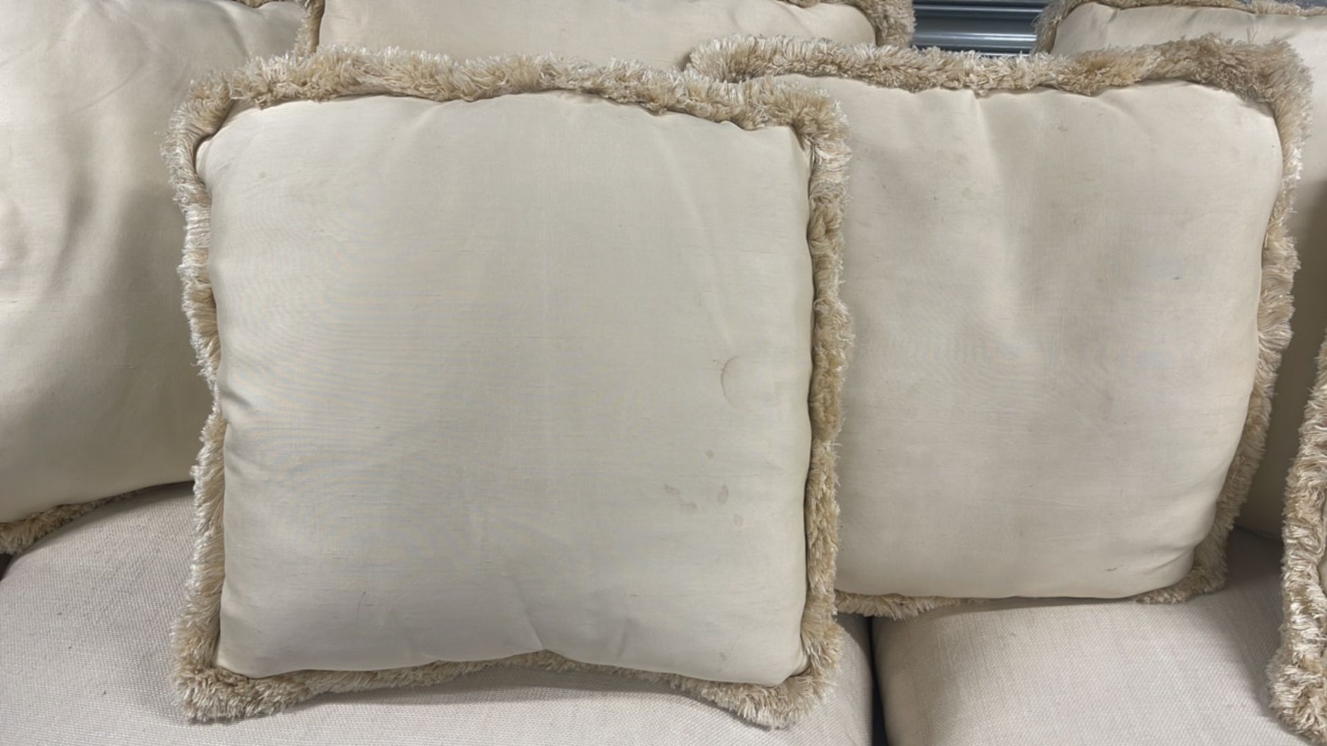 Cream Studded Sofa & 6 Cushions - Image 3 of 5