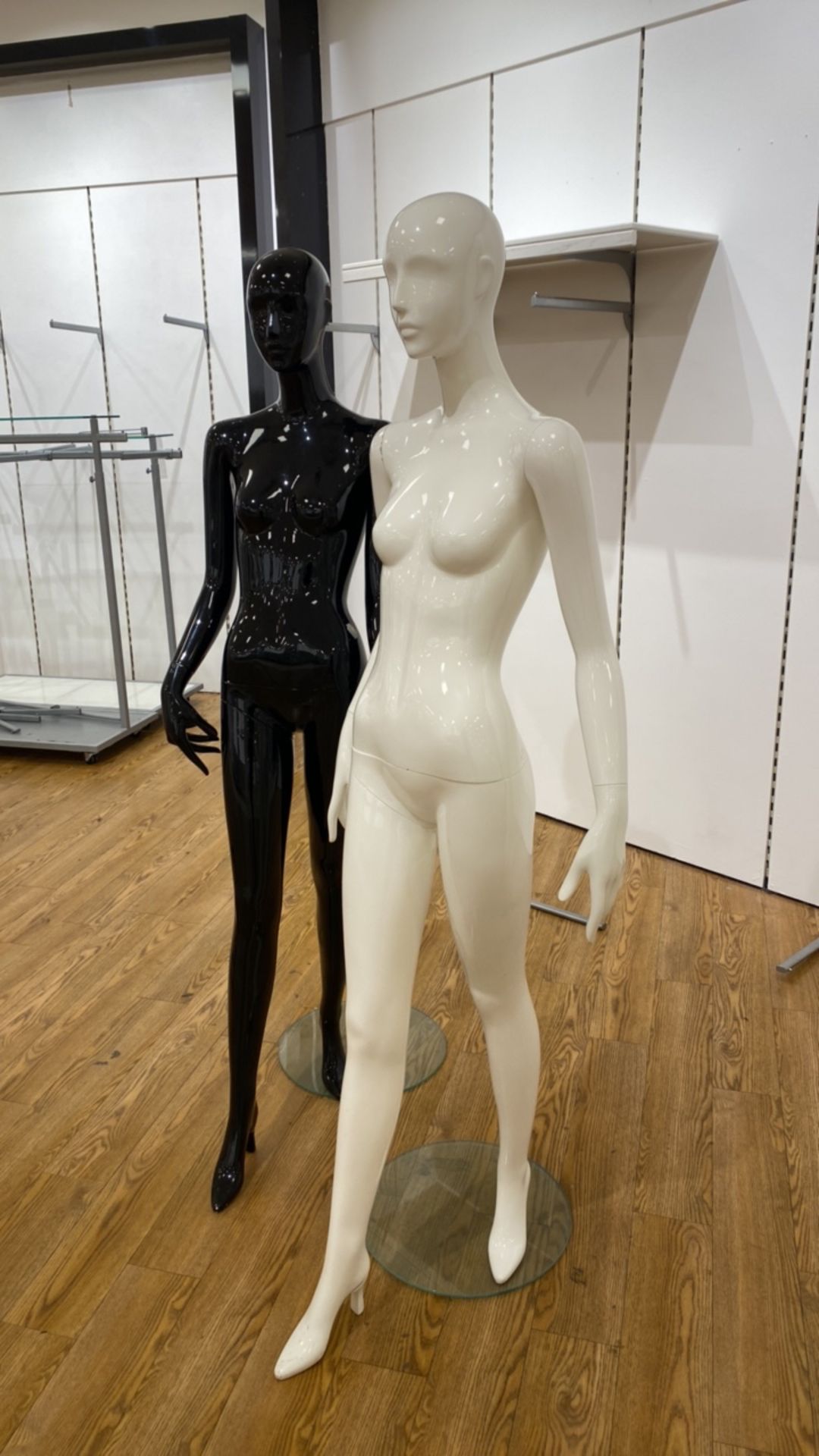 Female Mannequins and Stand x2 - Image 2 of 5