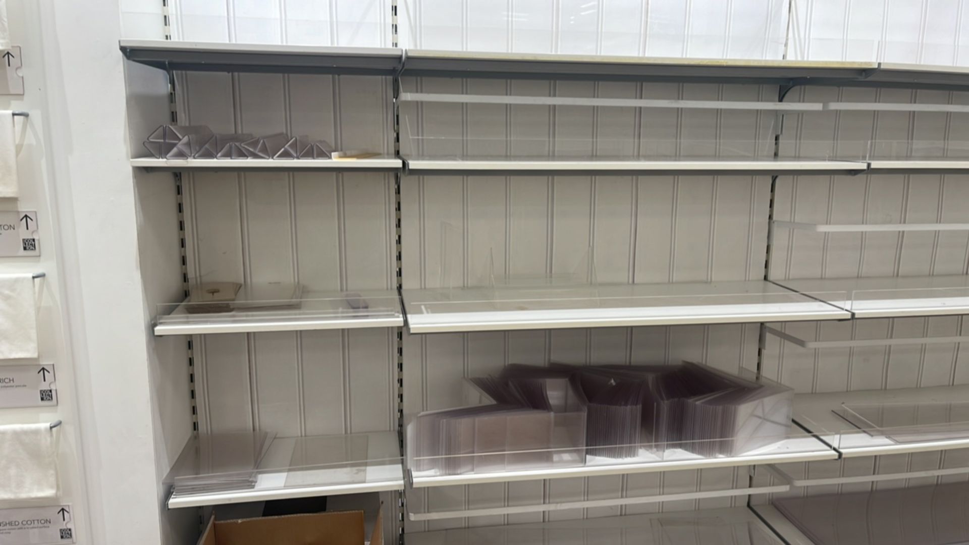 10 Meter Wall Of Plastic Display Accessories - Bild 10 aus 11