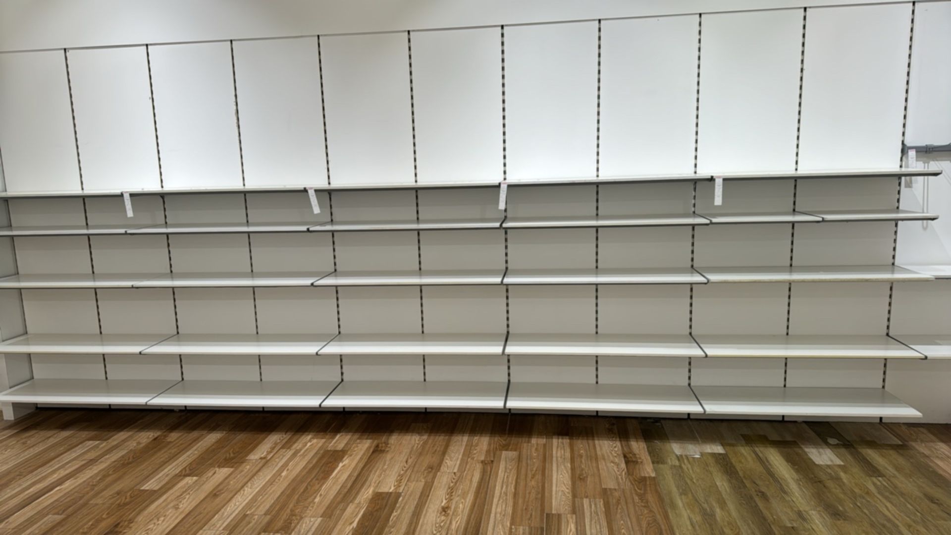 2 Walls of Retail Shelving - Bild 7 aus 7