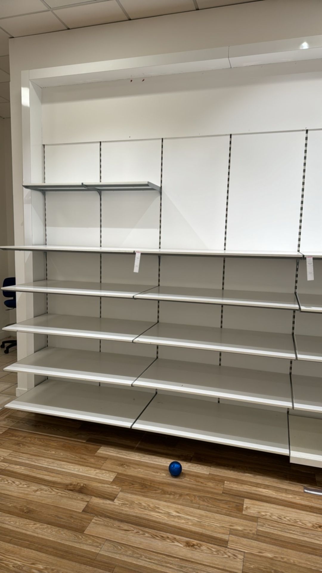 2 Walls of Retail Shelving - Bild 6 aus 7