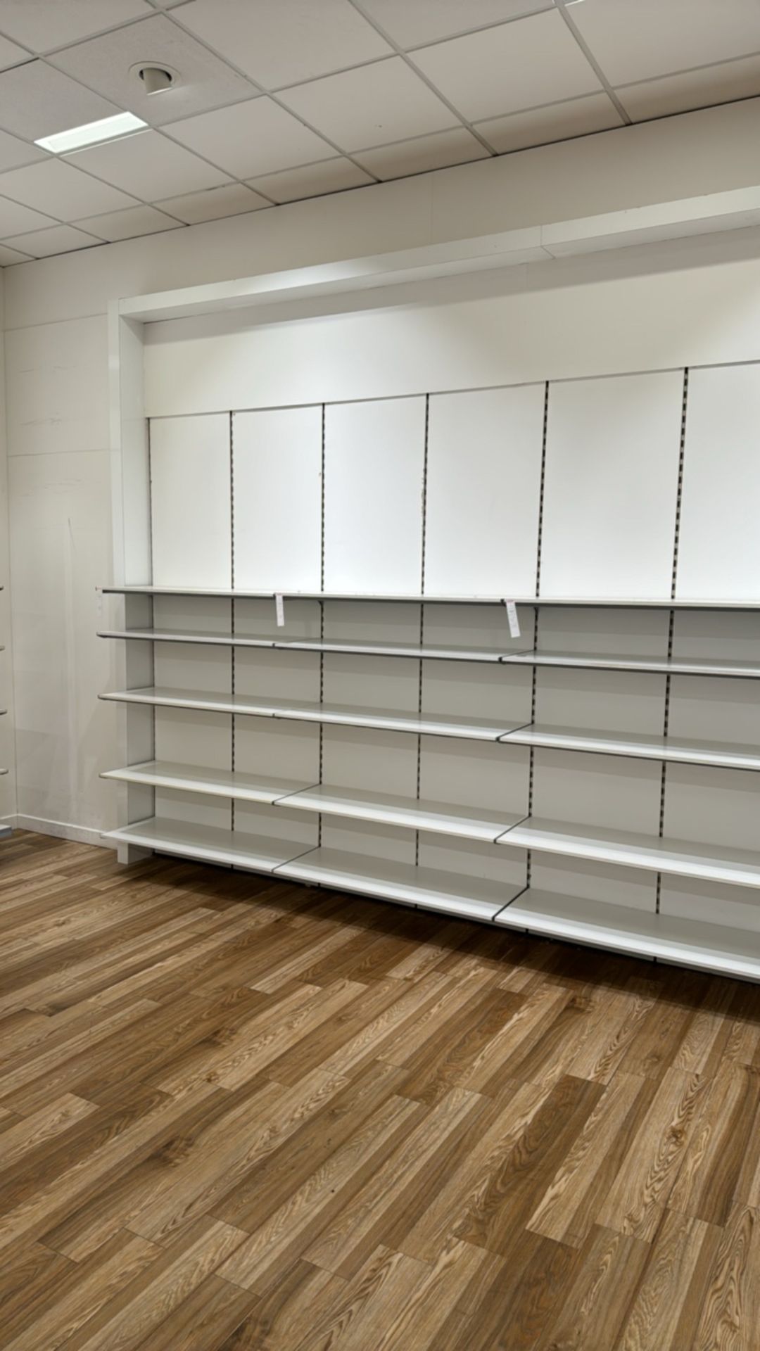 2 Walls of Retail Shelving - Bild 3 aus 7