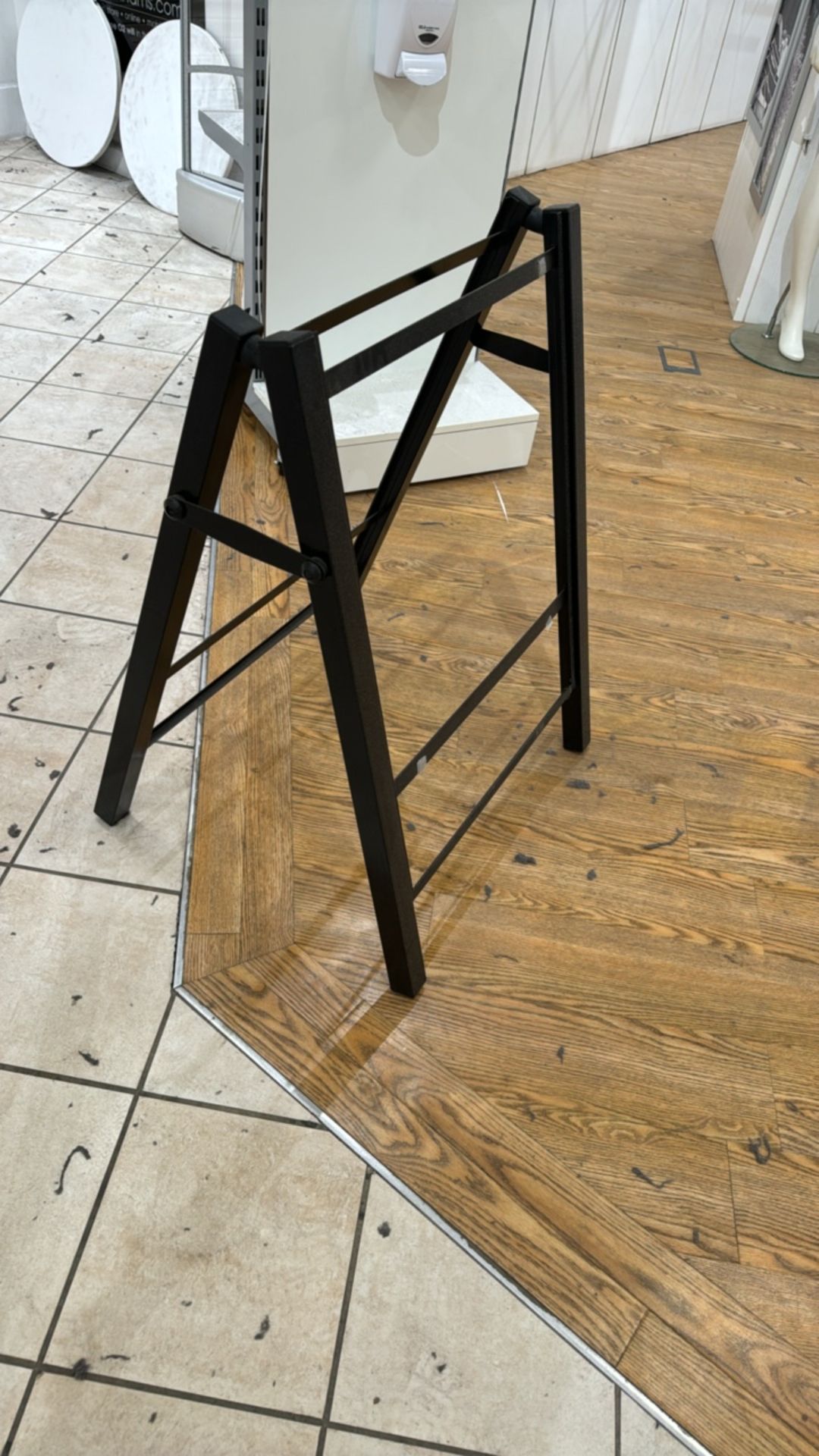 Black A-Frame Display Stand - Bild 4 aus 4