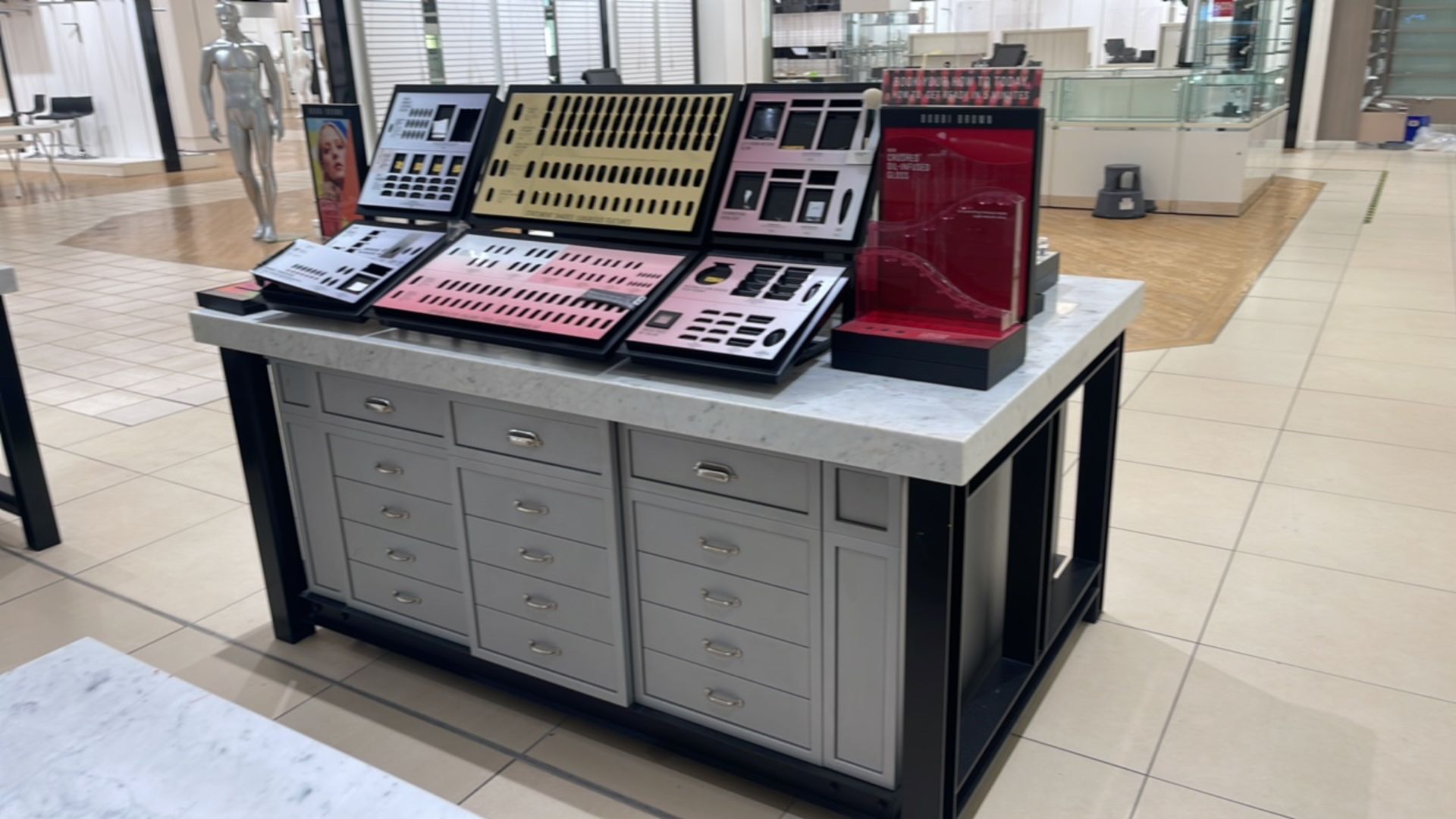 Bobbi Brown Retail Display Area - Bild 14 aus 18