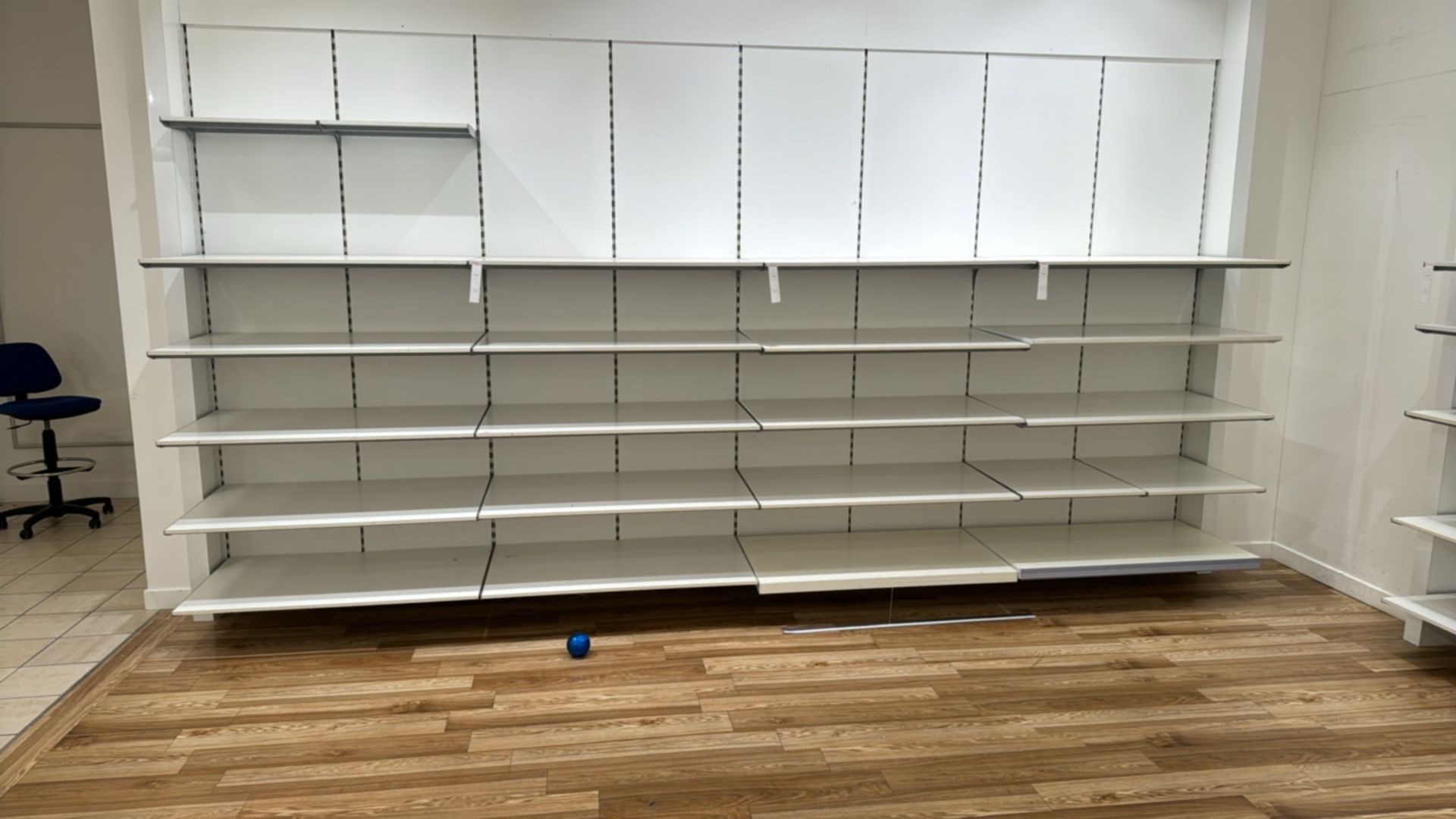 2 Walls of Retail Shelving - Bild 4 aus 7