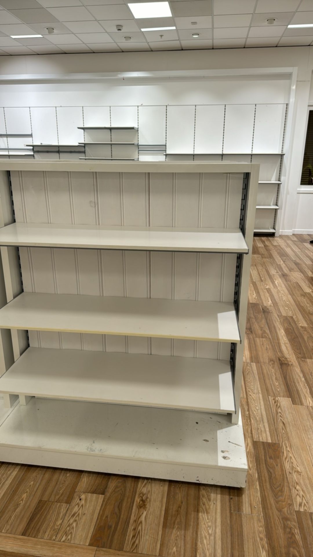 White Dual Facing Display Shelves x6 - Bild 2 aus 4