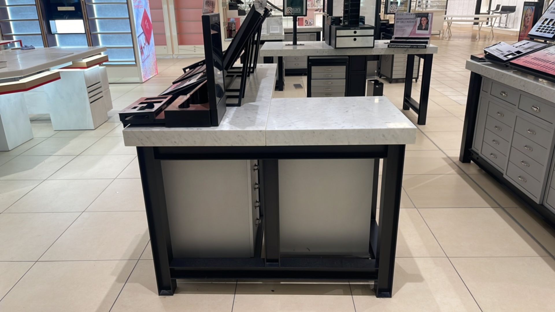 Bobbi Brown Retail Display Area - Bild 13 aus 18