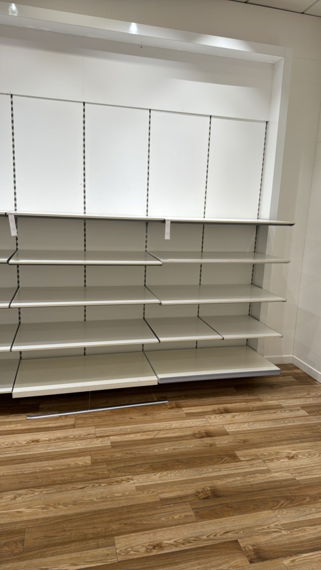 2 Walls of Retail Shelving - Bild 5 aus 7