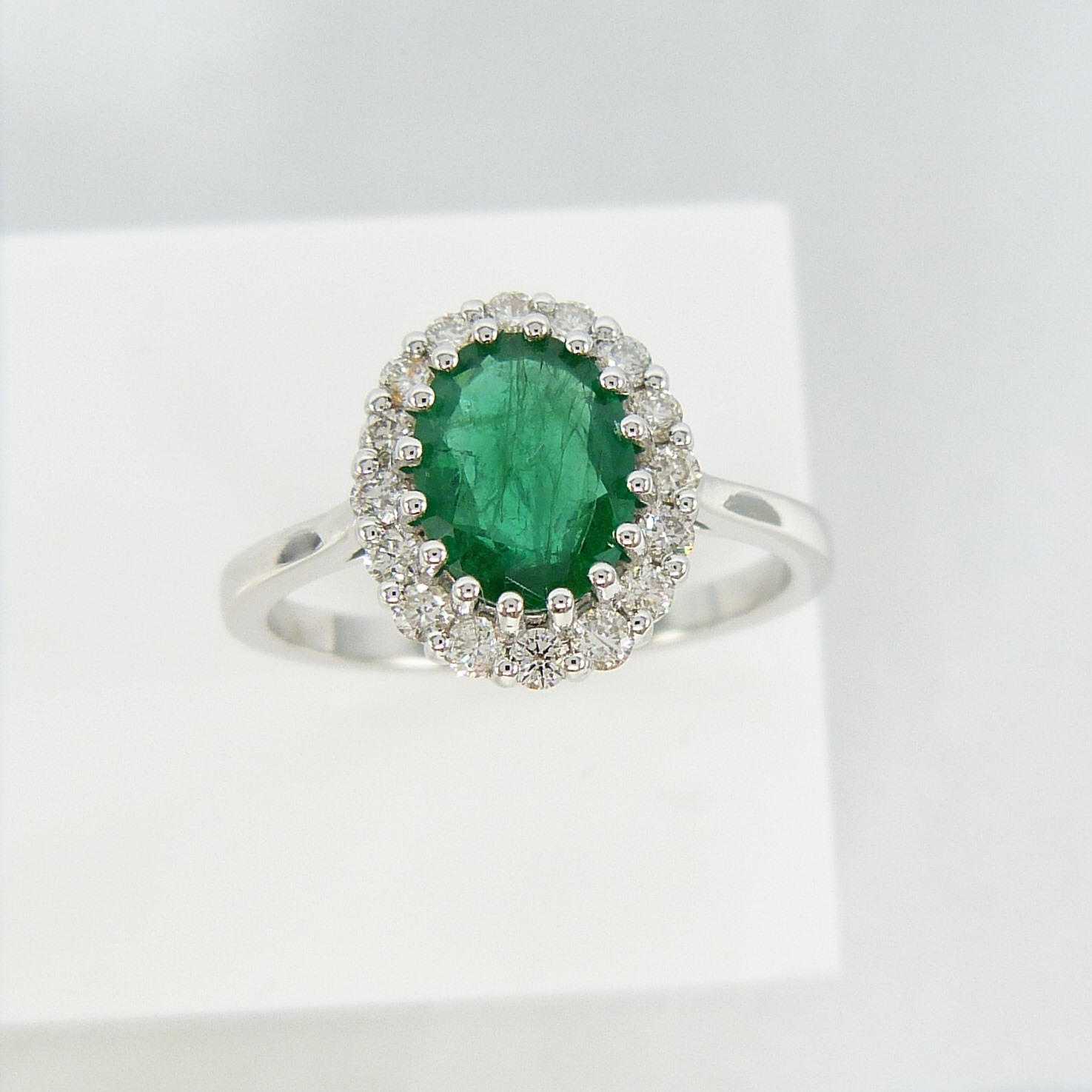 18ct White Gold Emerald & Diamond Cluster Ring - Image 6 of 6