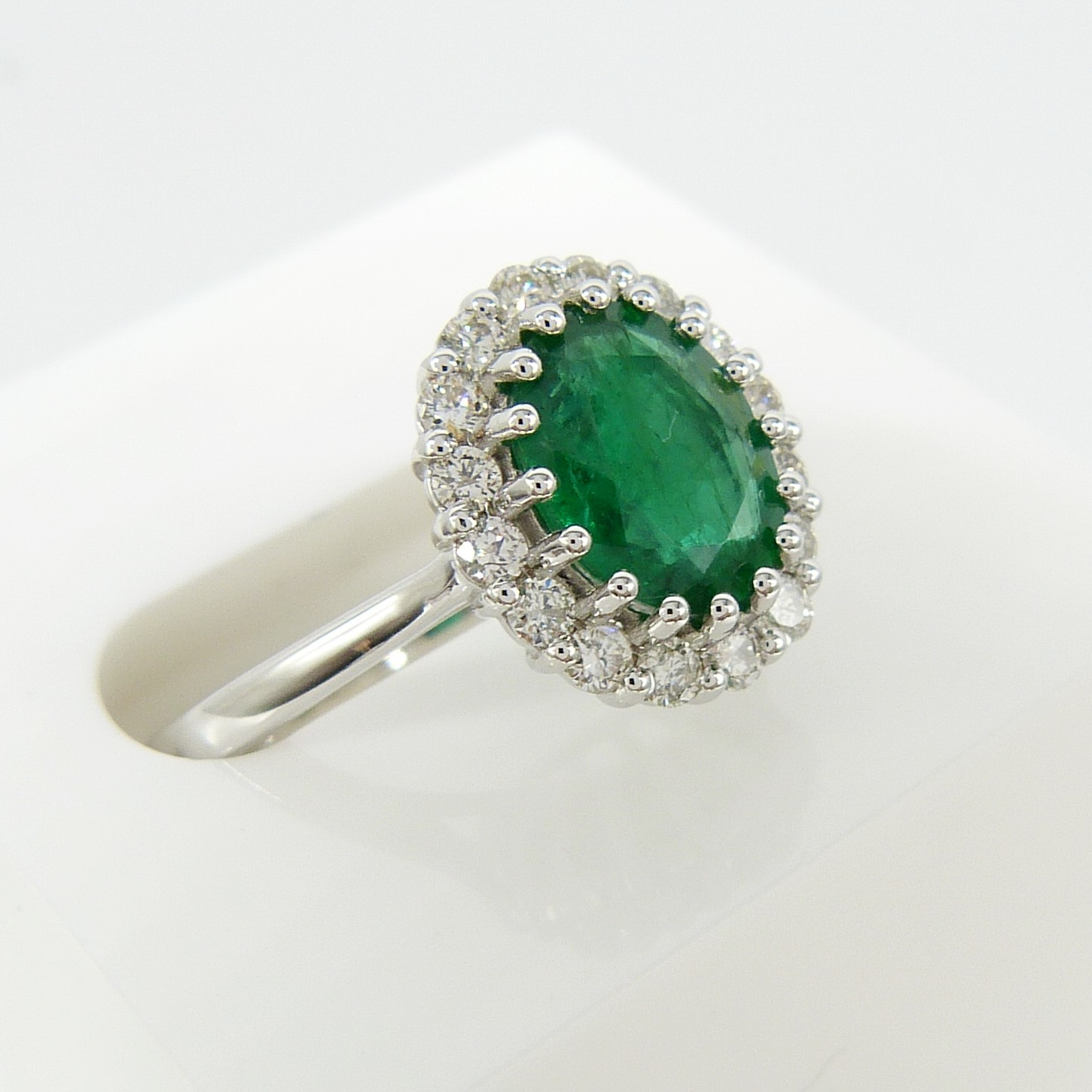 18ct White Gold Emerald & Diamond Cluster Ring - Image 4 of 6