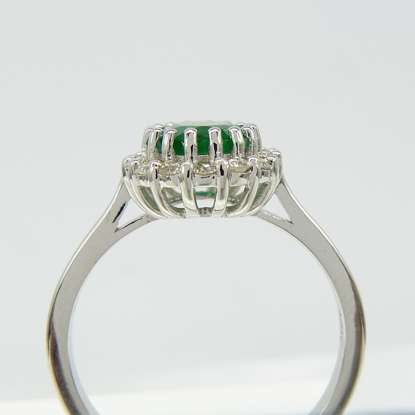 18ct White Gold Emerald & Diamond Cluster Ring - Image 2 of 6