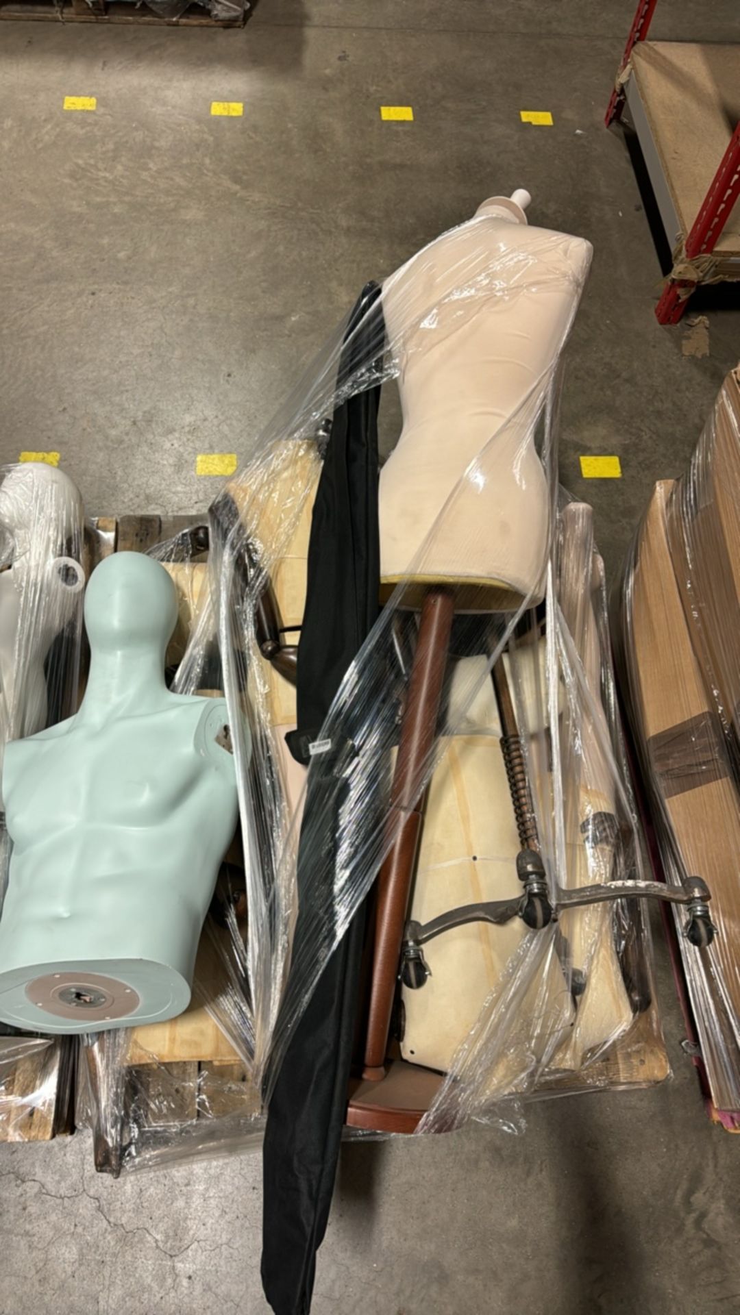 Pallet Of Assorted Mannequins - Bild 2 aus 2