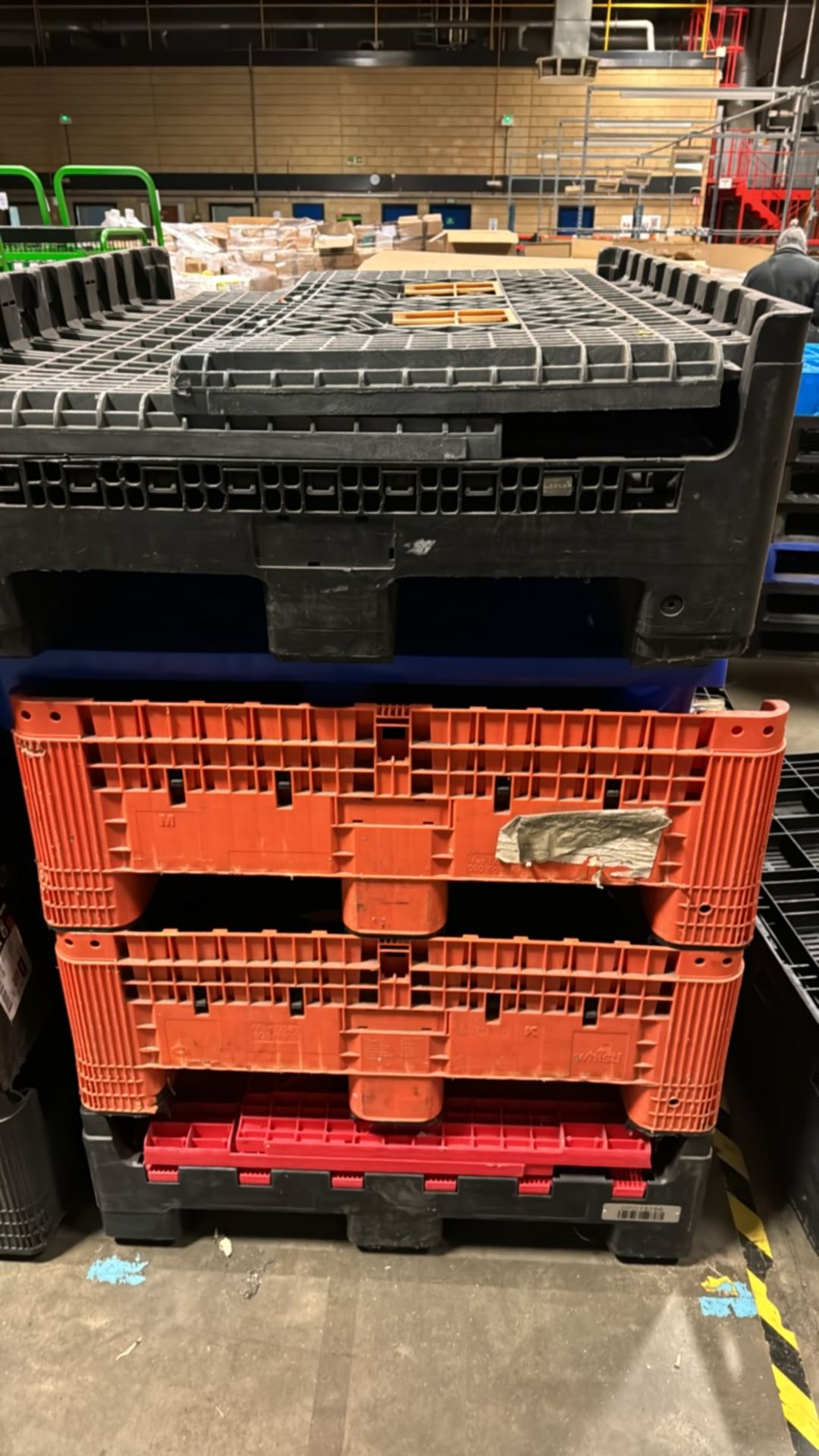 Plastic Magnum Pallets x4