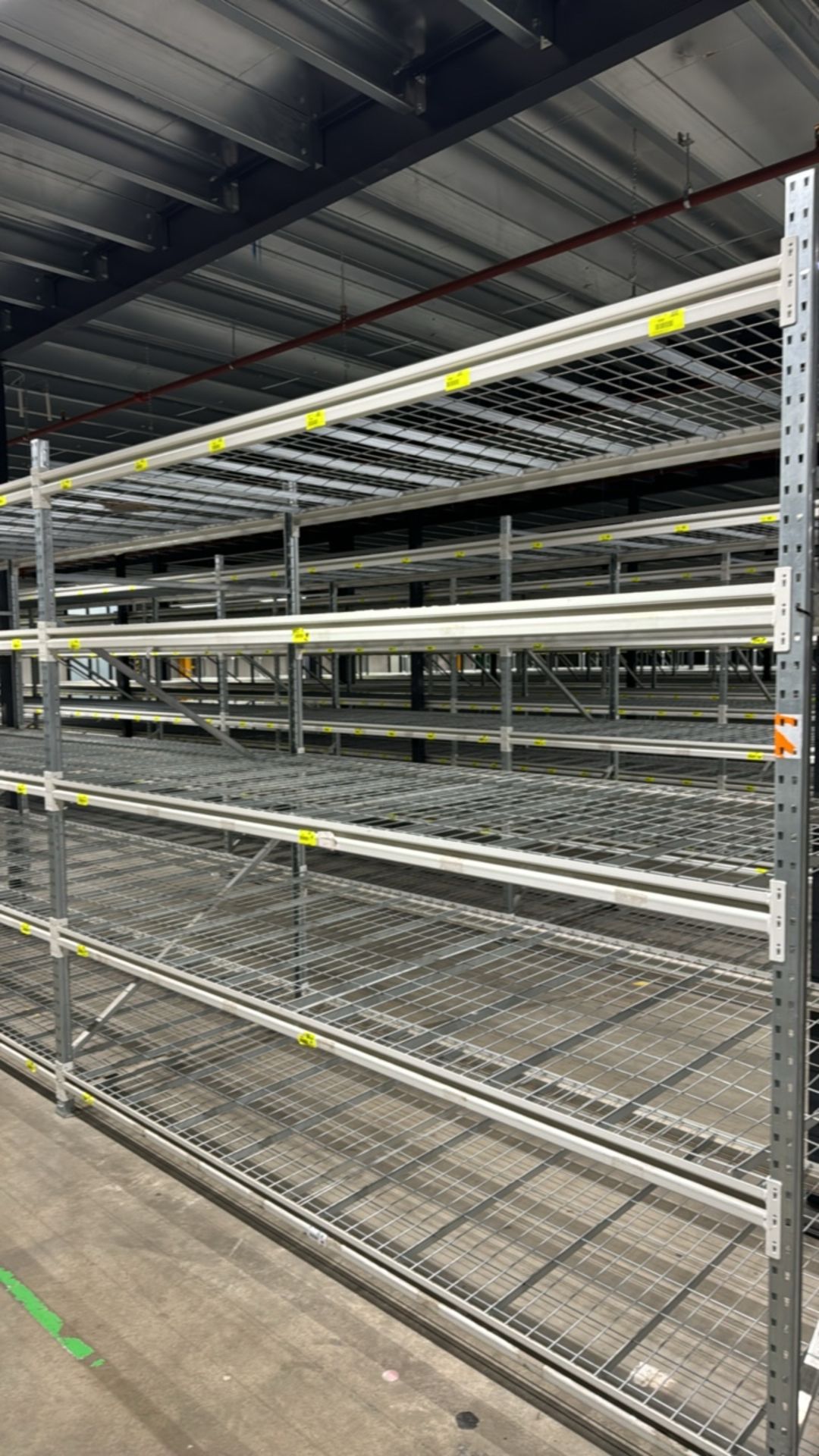 Run Of 7 Bays Of Lightweight Bolt-less Shelving - Bild 2 aus 5