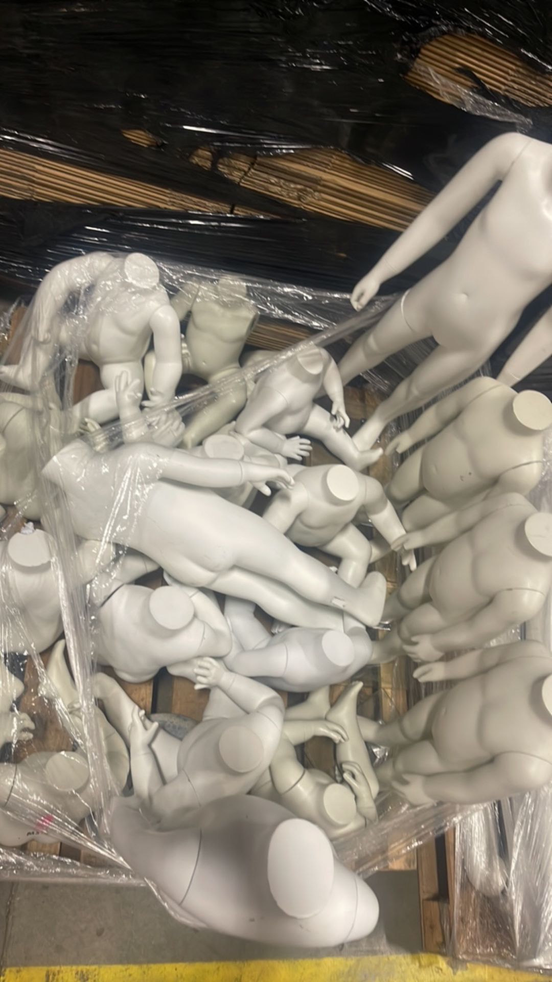 Pallet Of Childrens Mannequins - Bild 3 aus 3