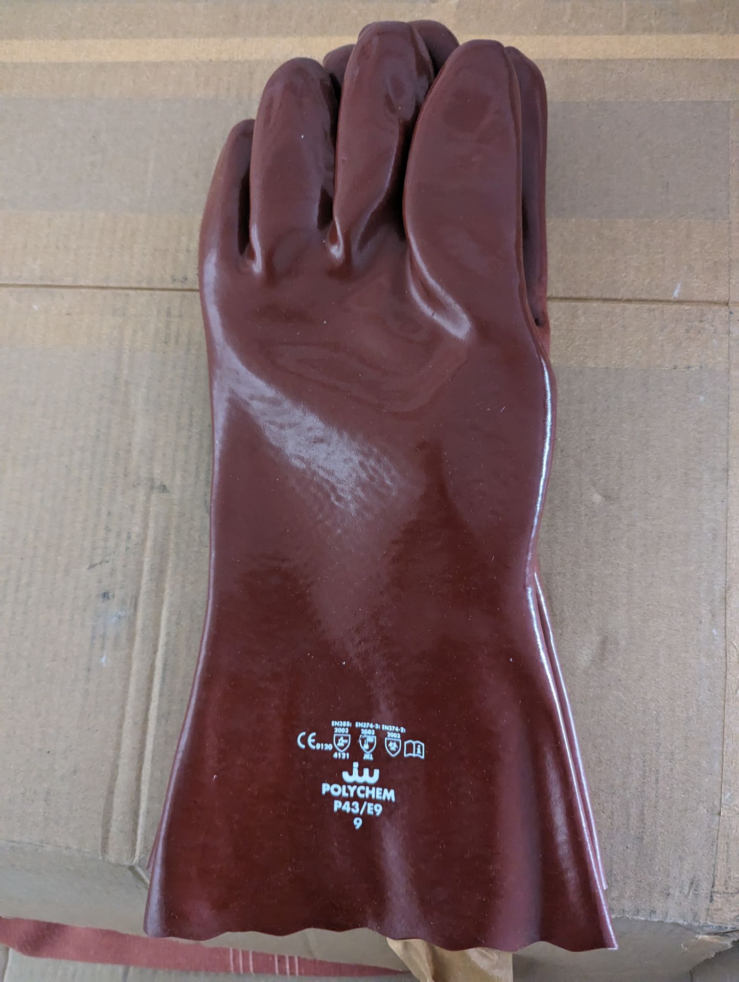 Chemical resistant gloves - Image 3 of 3