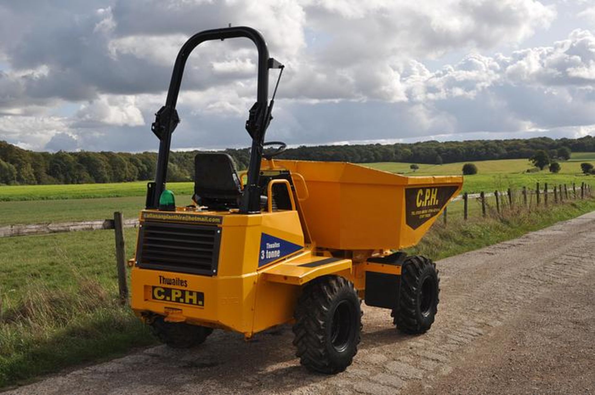 2004 THWAITES 3 TONNE SWIVEL DUMPER - Image 2 of 10