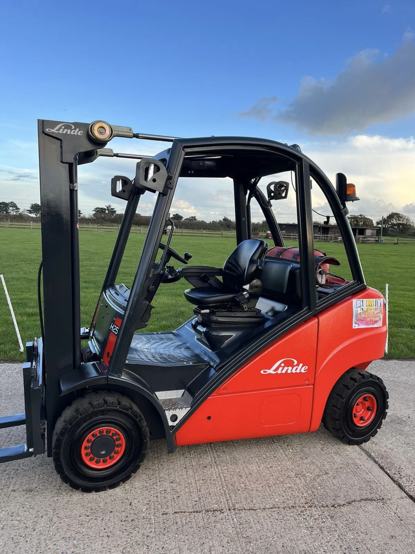 LINDE - H25 Gas Forklift (Container Spec)