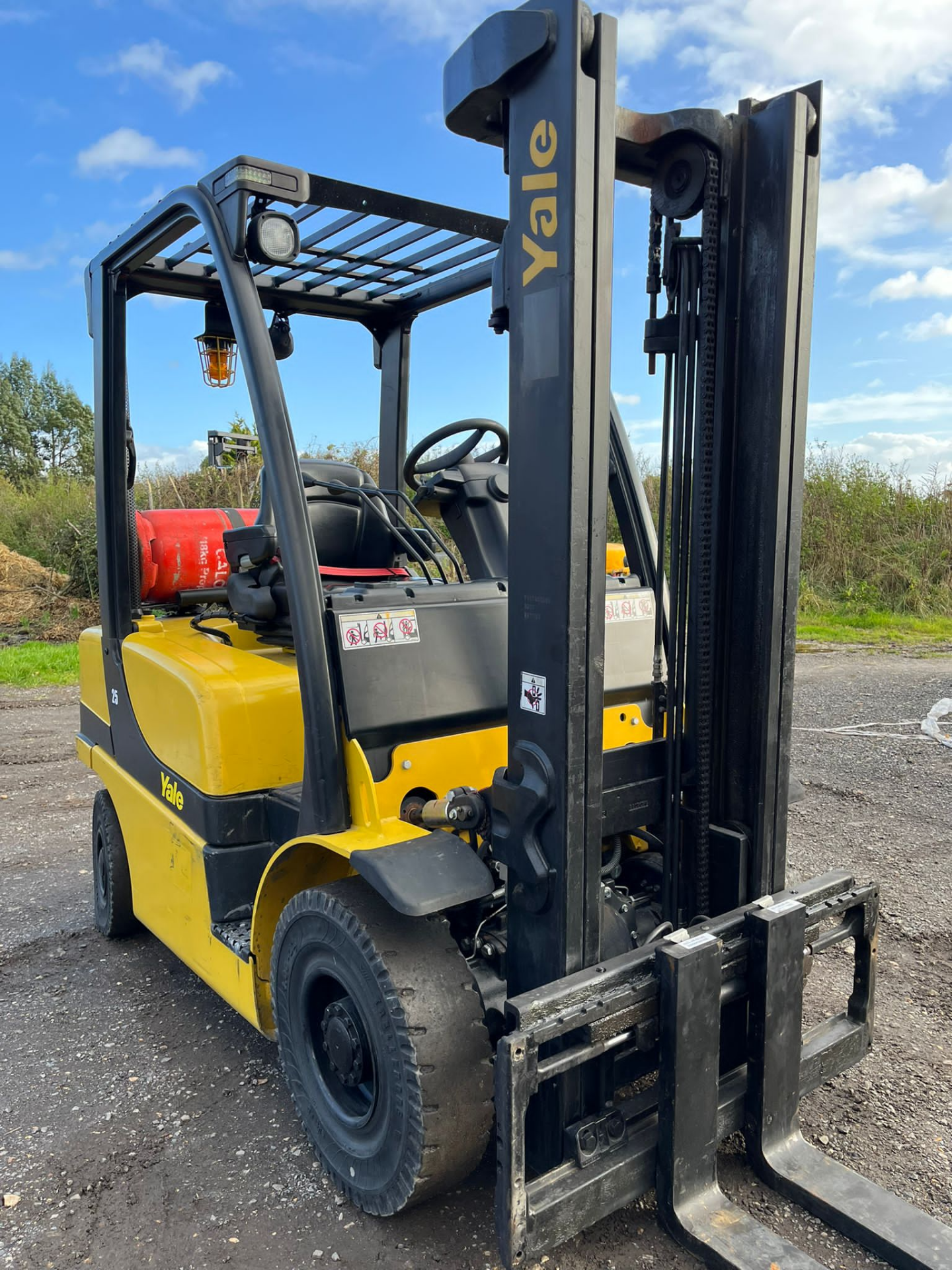 2015 YALE 2.5 Tonne Gas Forklift - Image 2 of 7