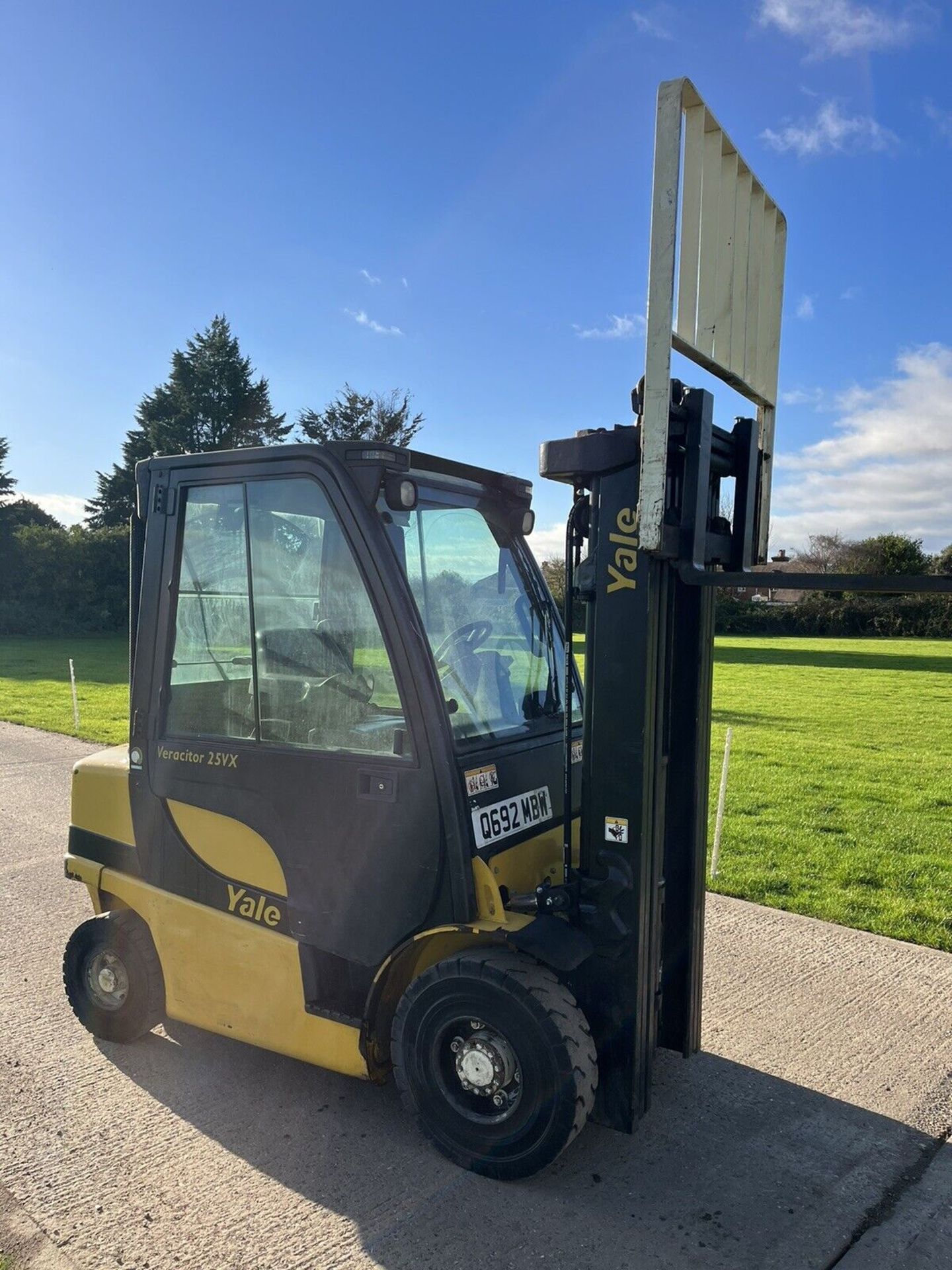 2016, YALE 2.5 Diesel Forklift Truck (container spec) with full heated cab - Image 2 of 4