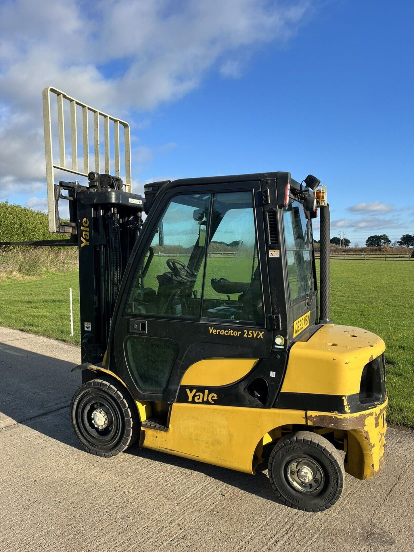 2016, YALE 2.5 Diesel Forklift Truck (container spec) with full heated cab - Image 3 of 4