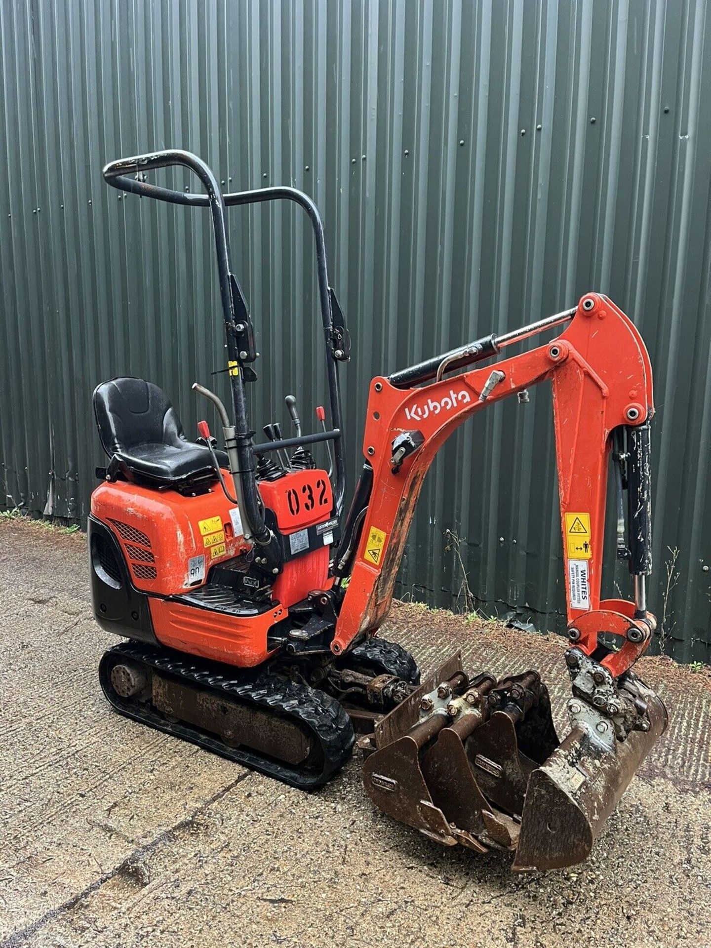 2019 KUBOTA K008-3 Micro Excavator / Digger with 4 buckets)