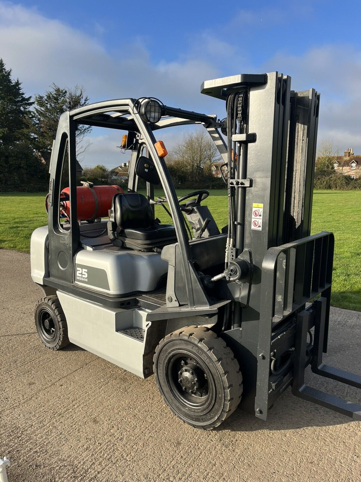 NISSAN 2.5 Gas Forklift Truck (Container Spec) - Image 2 of 5