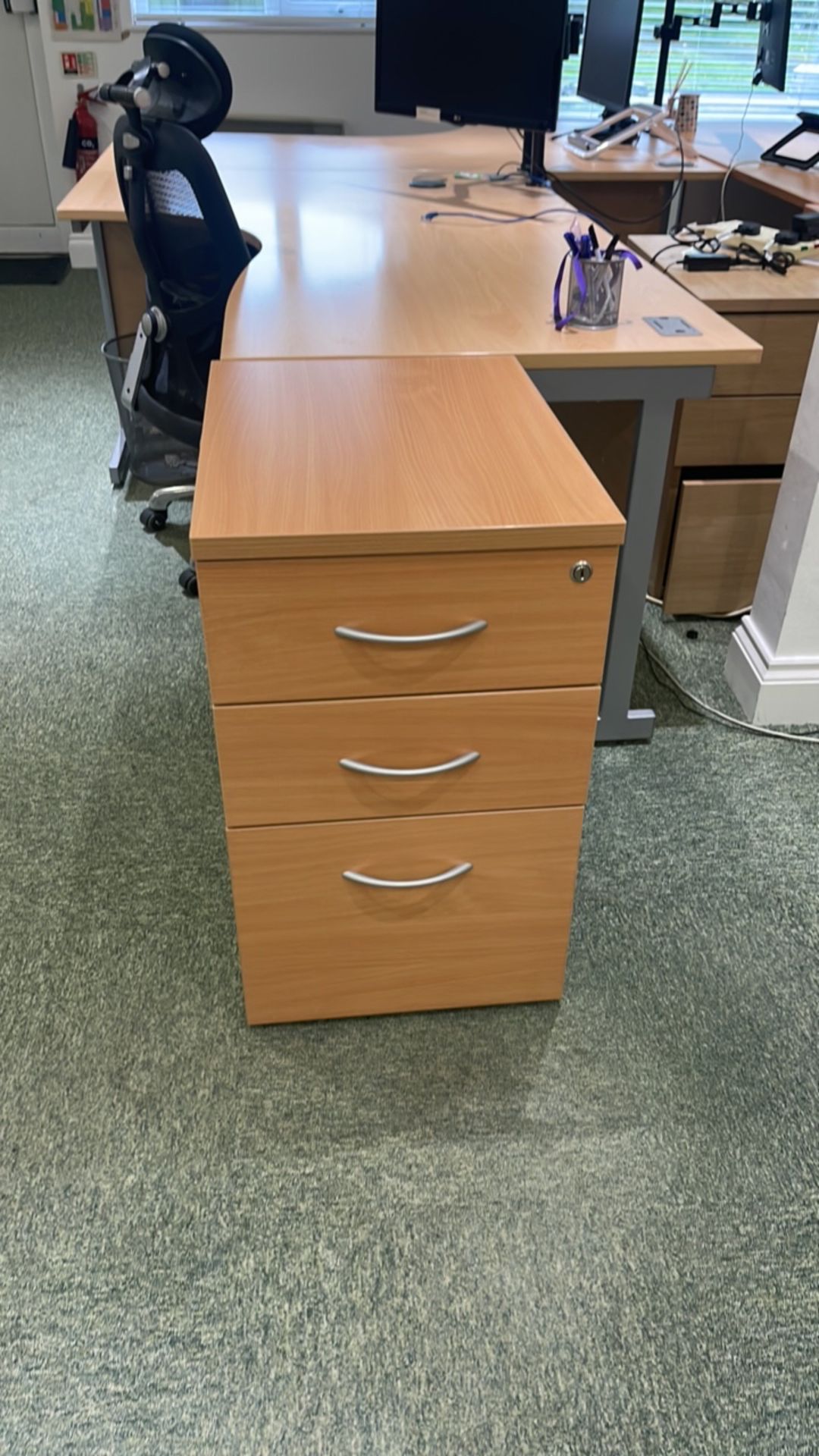 Bank Of 4 x Curved Desks, Monitors & Chairs - Image 2 of 9