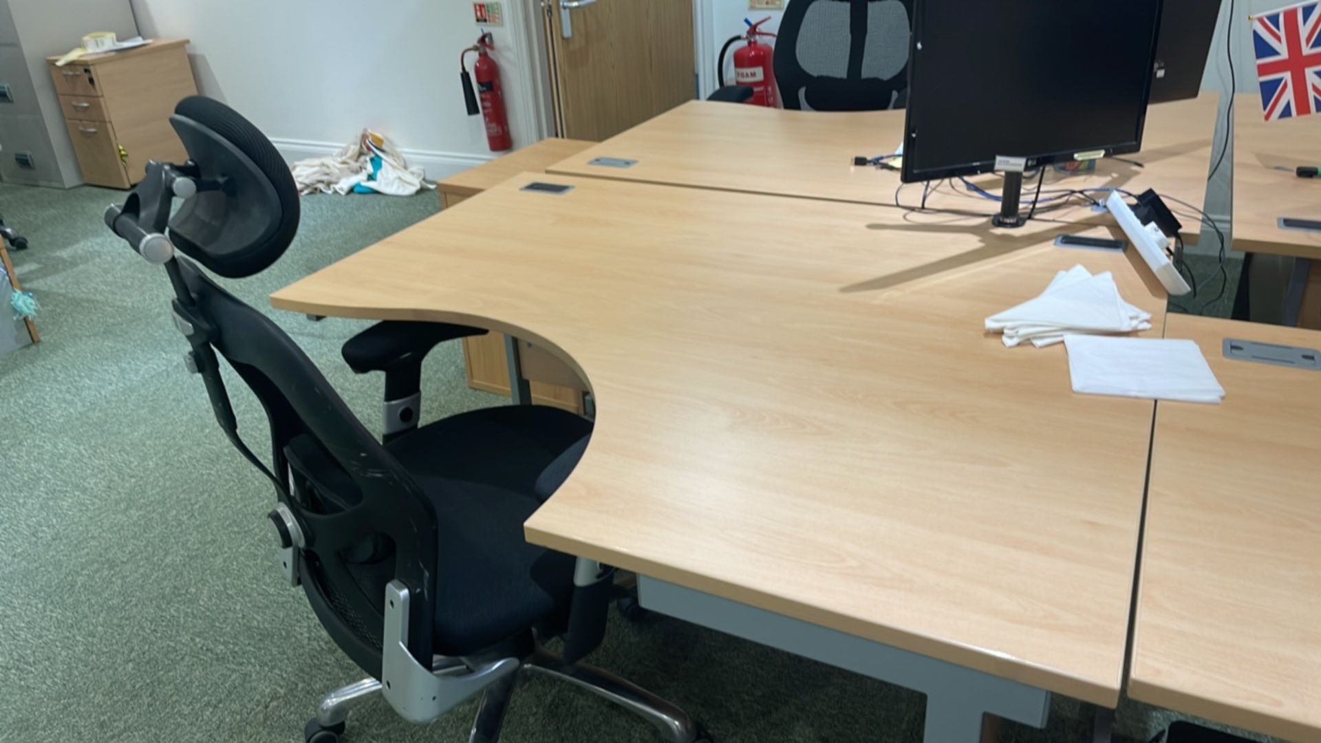 Bank Of 4 Desks, Monitors & Chairs - Image 6 of 8