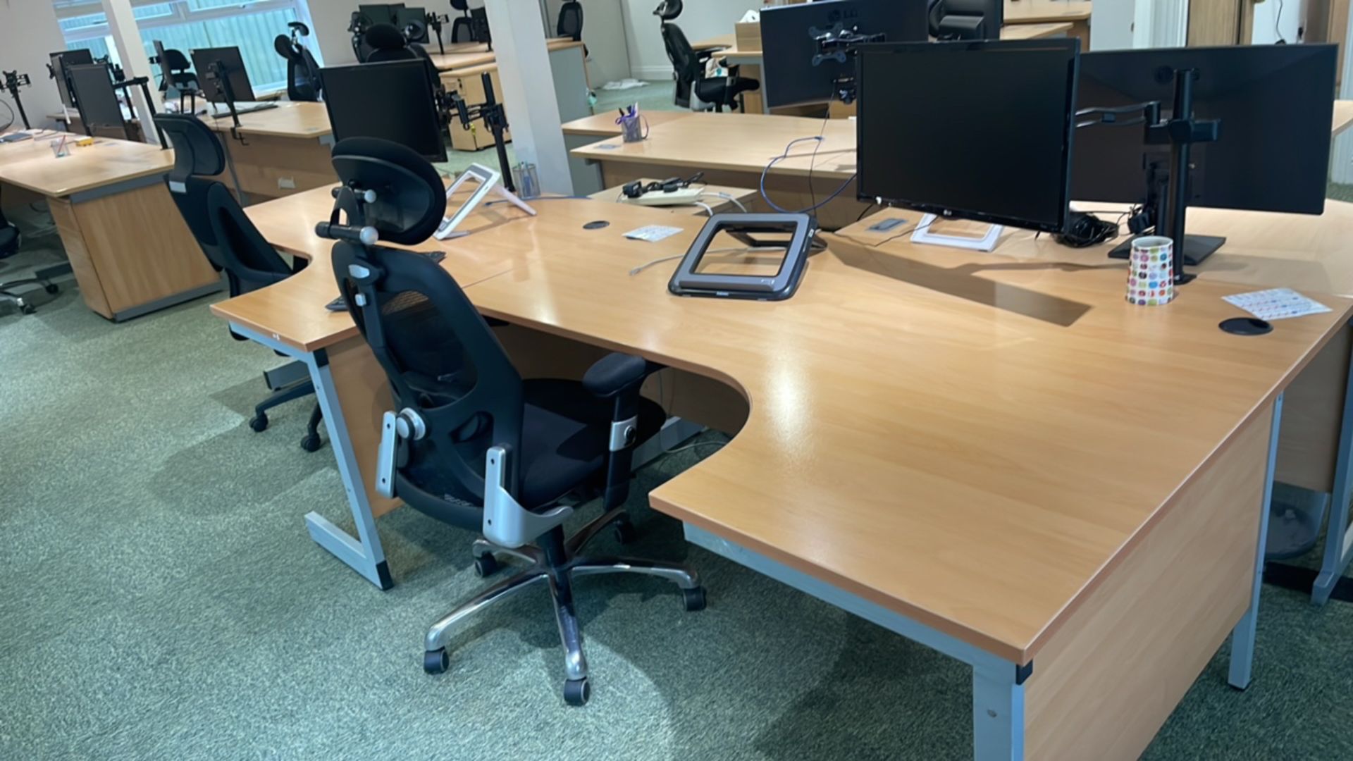 Bank Of 4 x Curved Desks, Monitors & Chairs - Image 9 of 9