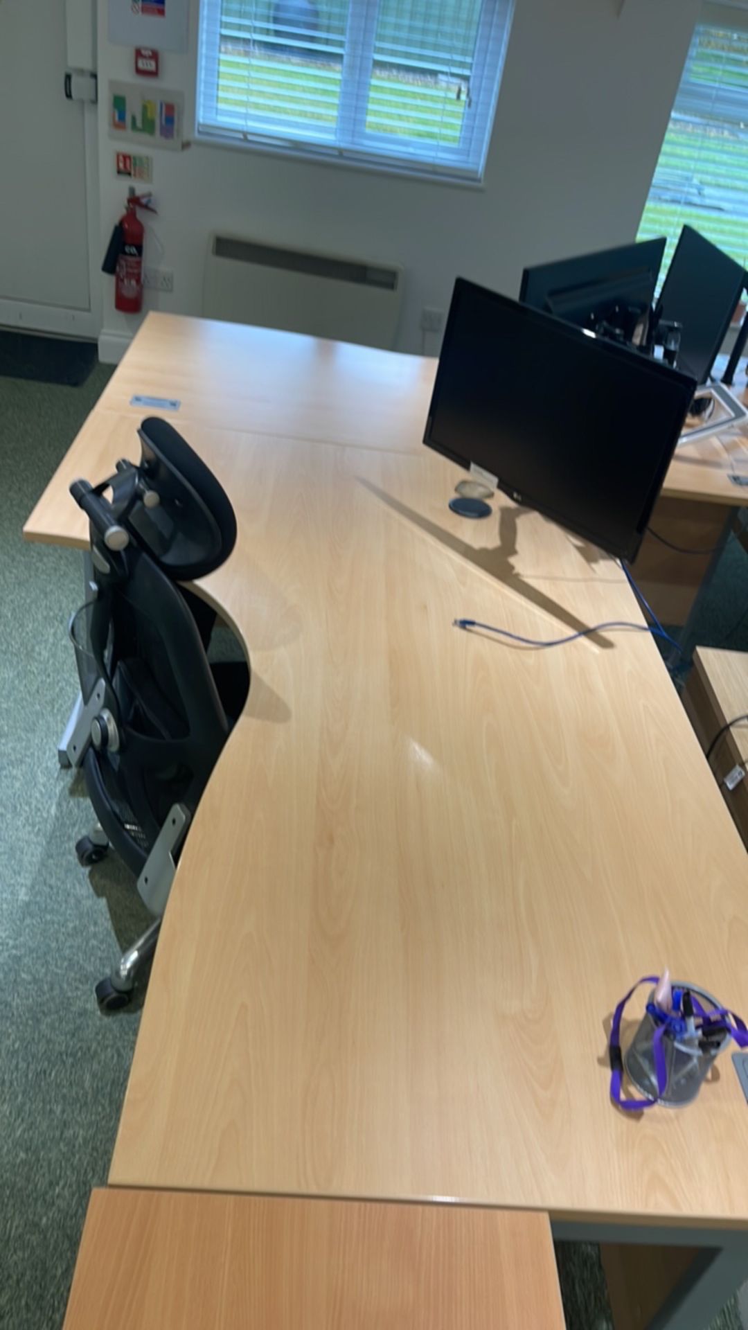 Bank Of 4 x Curved Desks, Monitors & Chairs - Image 3 of 9