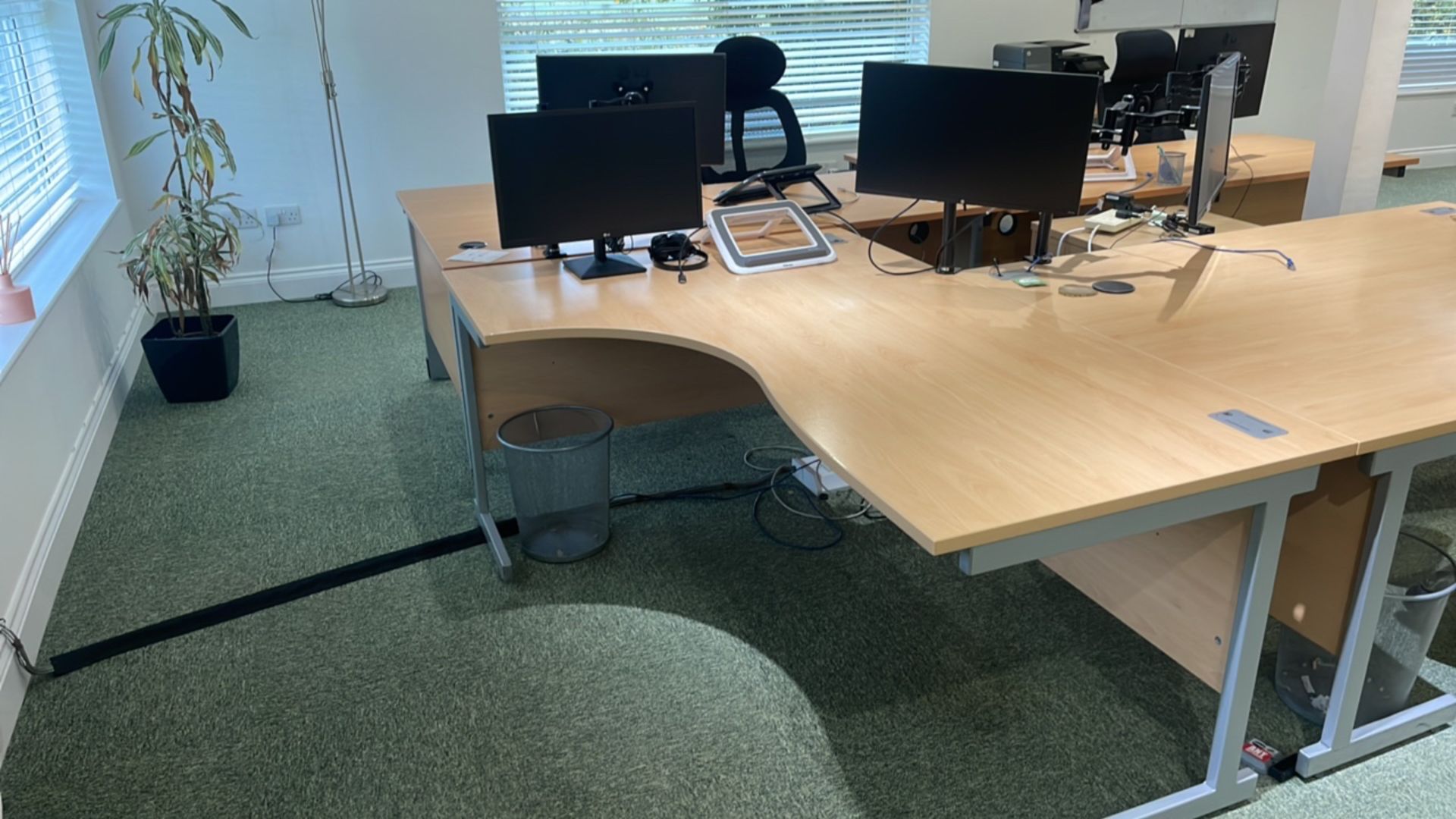 Bank Of 4 x Curved Desks, Monitors & Chairs - Image 6 of 9