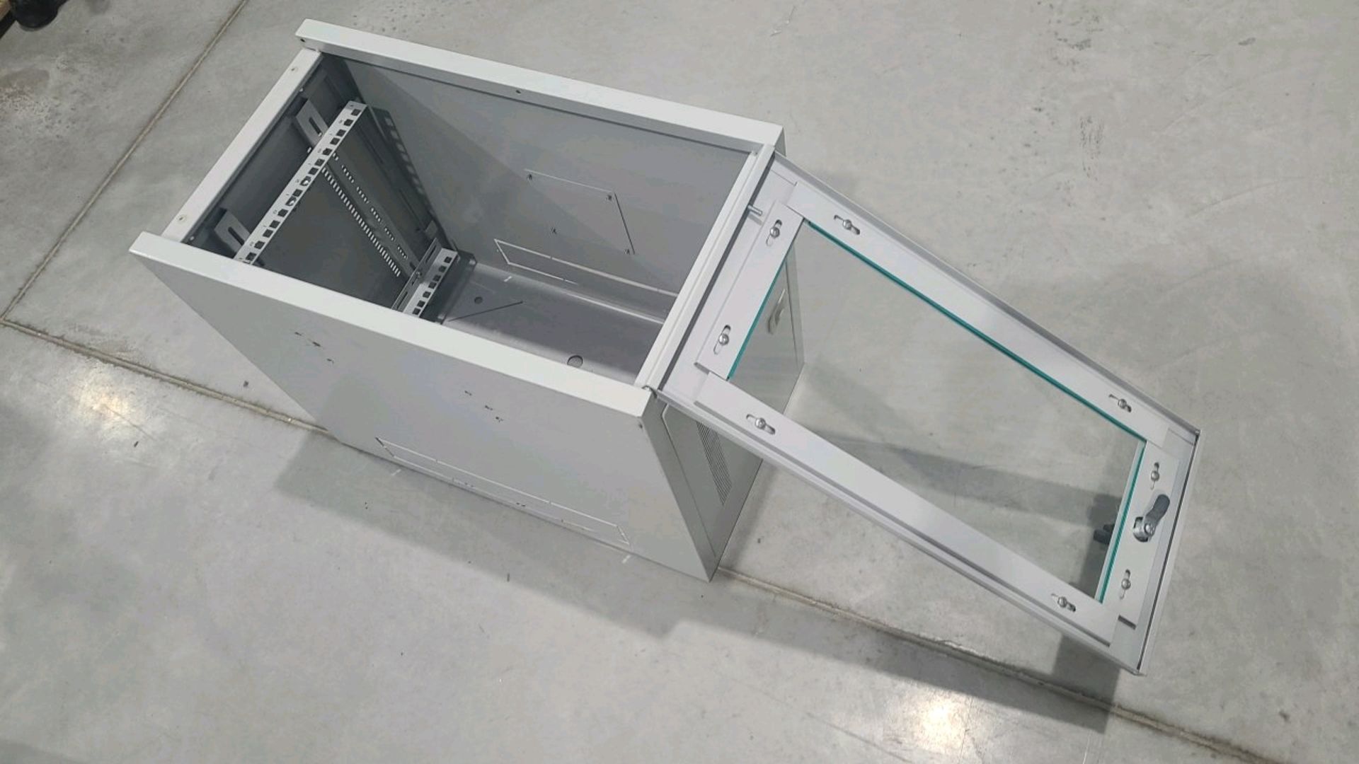 Server Housing x5 - Image 2 of 5