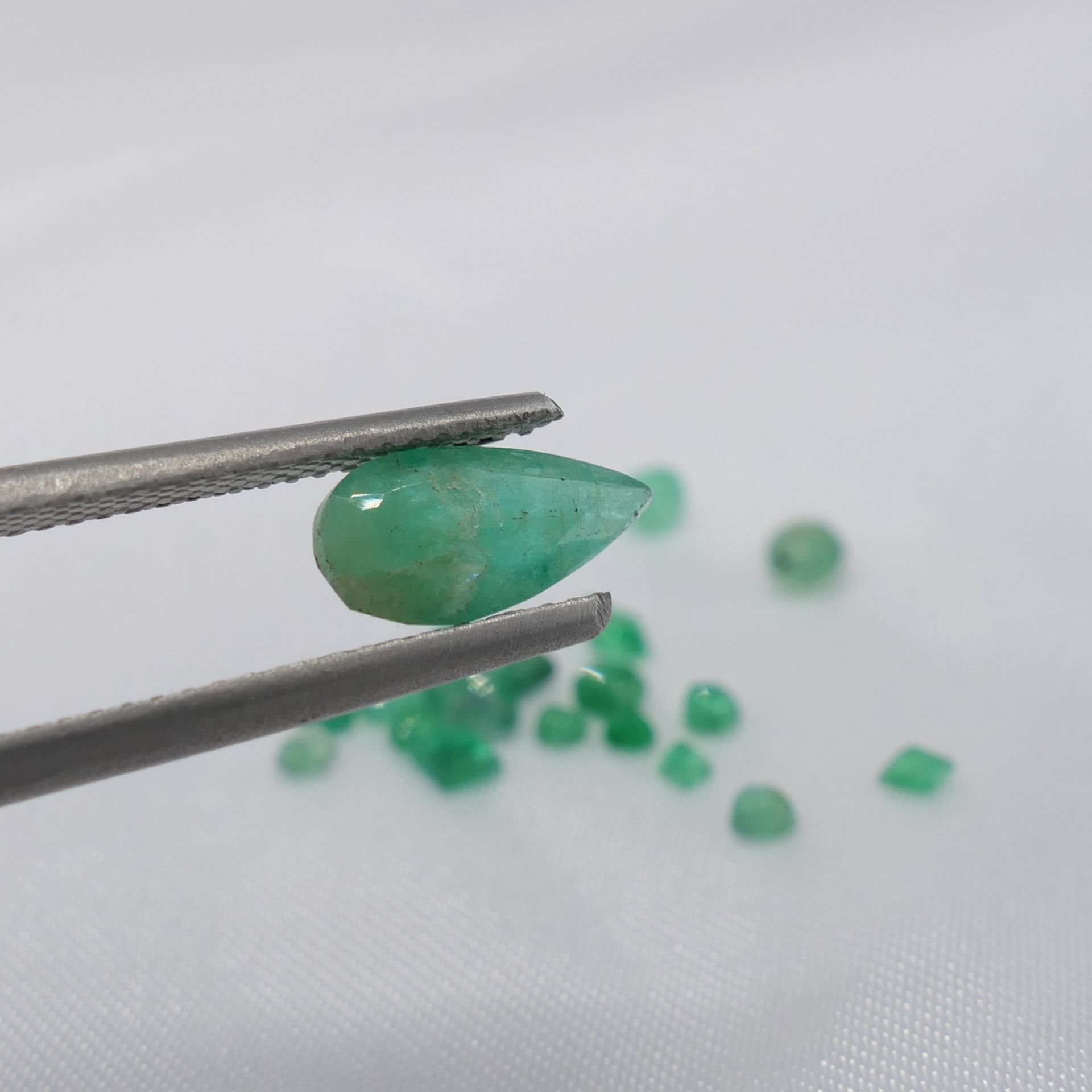 Parcel Of Natural Unmounted Emeralds In Mixed Cuts & Sizes, Totalling 2.65 Carats - Image 2 of 6