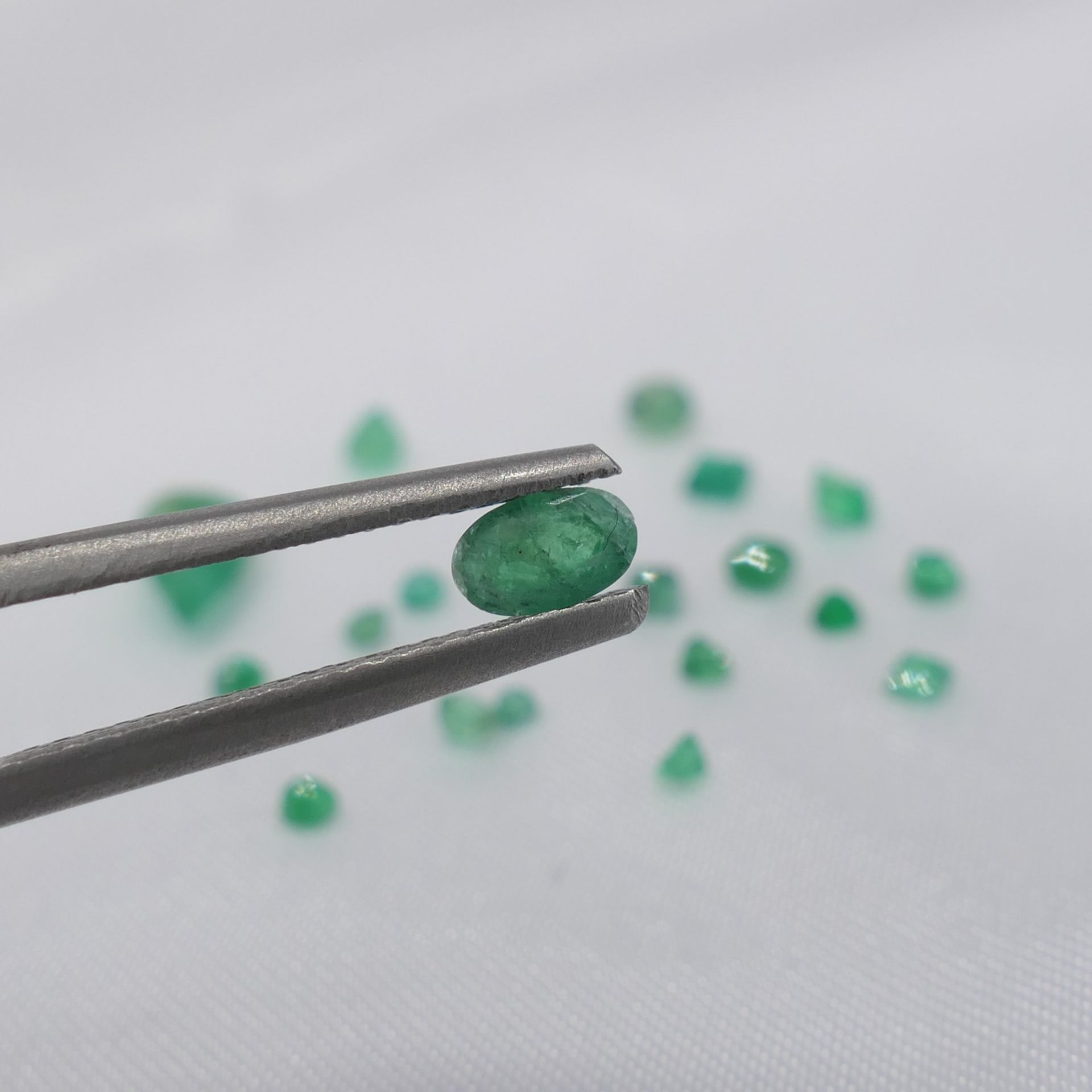 Parcel Of Natural Unmounted Emeralds In Mixed Cuts & Sizes, Totalling 2.65 Carats - Image 4 of 6