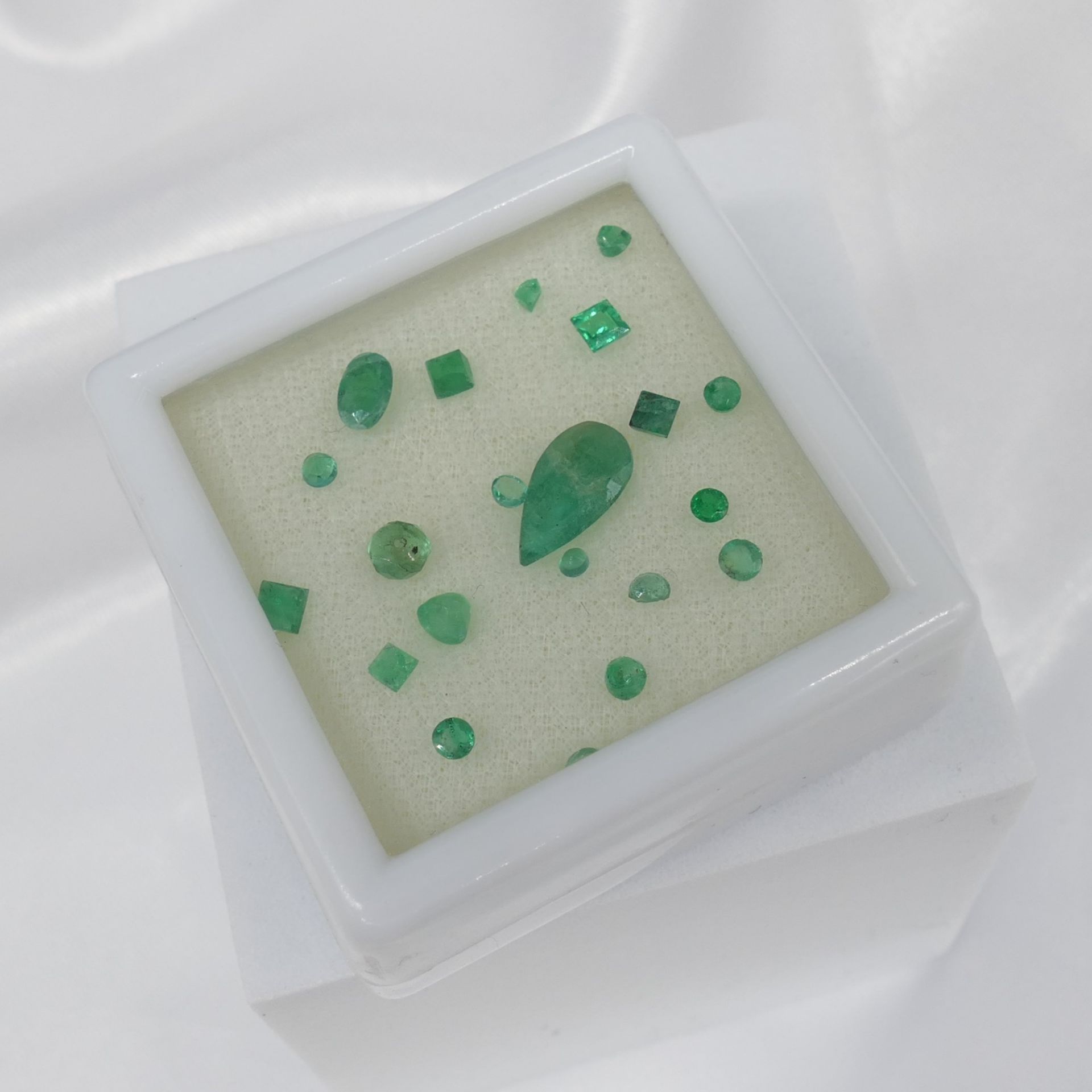 Parcel Of Natural Unmounted Emeralds In Mixed Cuts & Sizes, Totalling 2.65 Carats - Image 6 of 6