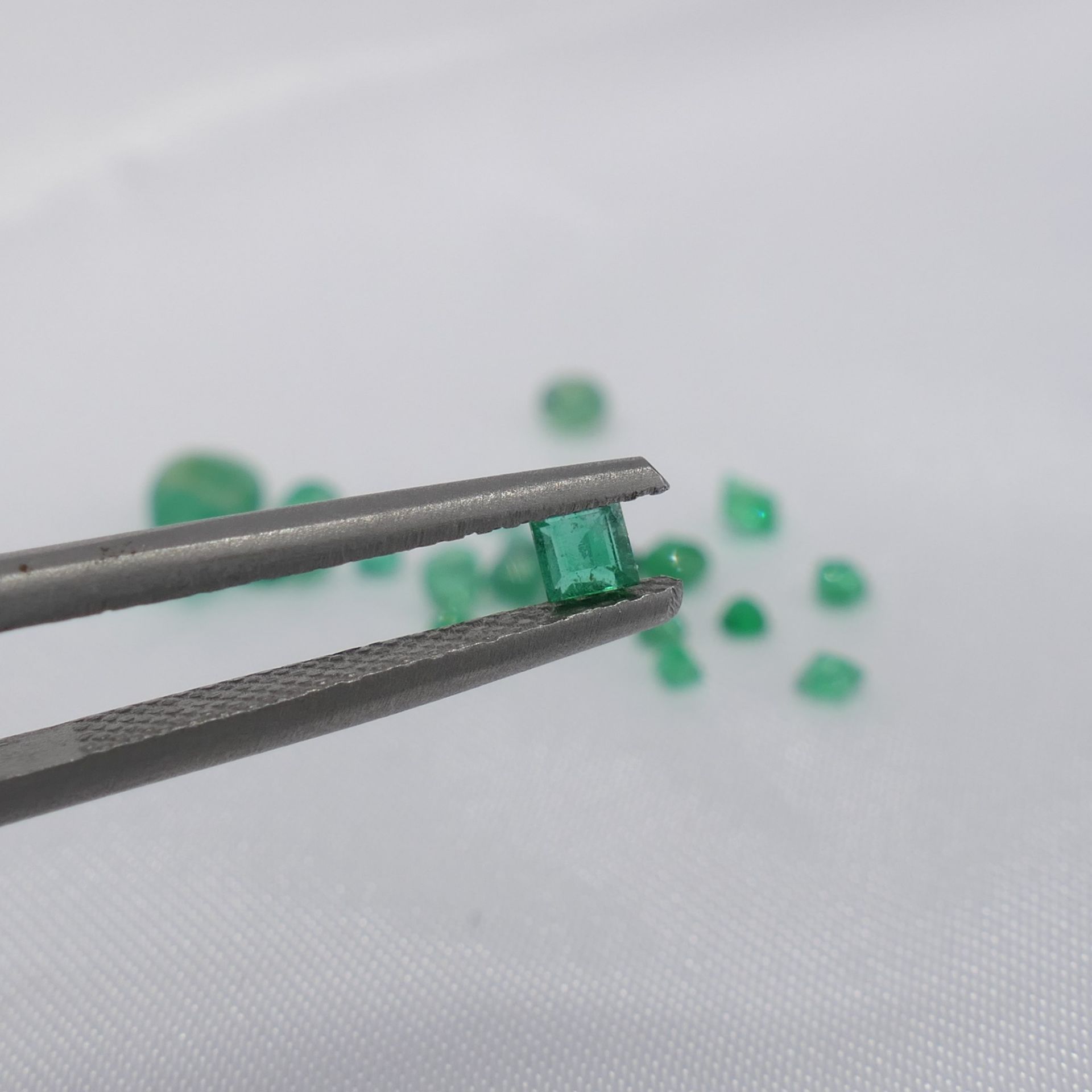 Parcel Of Natural Unmounted Emeralds In Mixed Cuts & Sizes, Totalling 2.65 Carats - Image 5 of 6