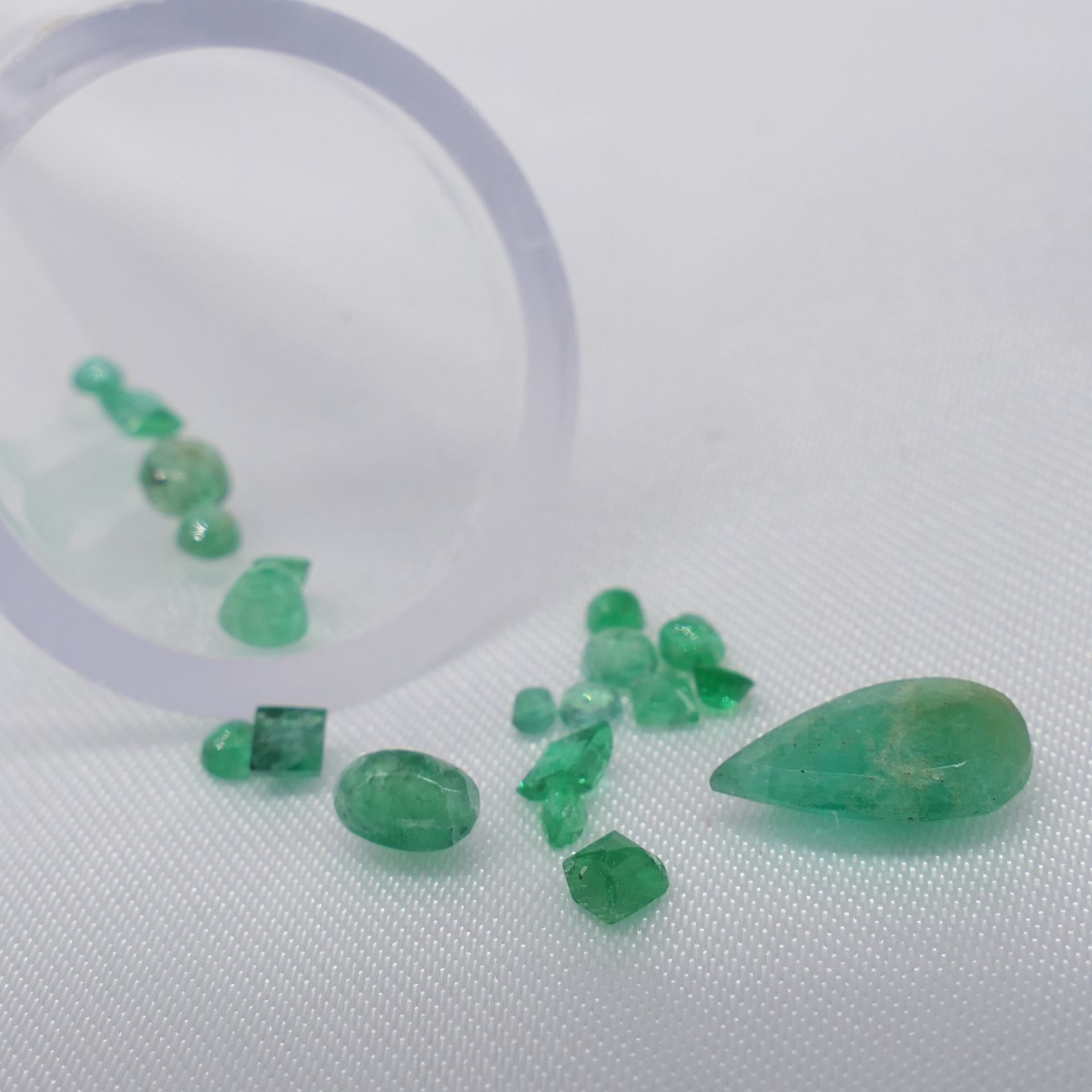 Parcel Of Natural Unmounted Emeralds In Mixed Cuts & Sizes, Totalling 2.65 Carats - Image 3 of 6