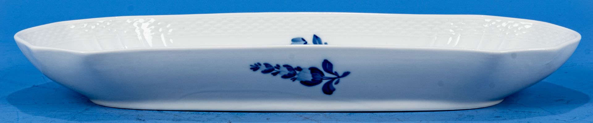 Längliche Gebäckschale, Royal Copenhagen, königlich dänisches Weißporzellan mit blauem Blumendekor; - Bild 2 aus 6