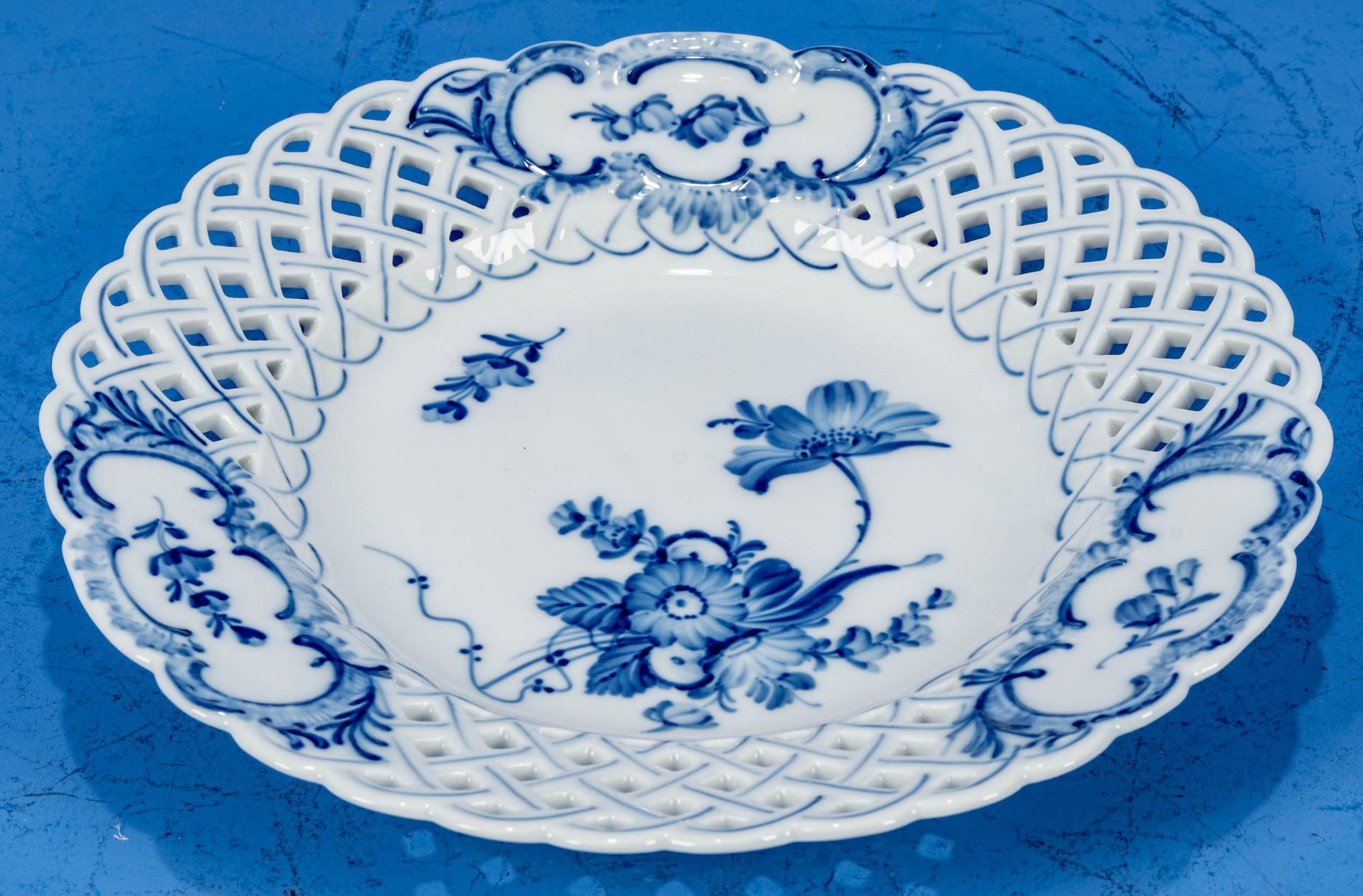 Runder Durchbruchsteller, Royal Copenhagen, königlich dänisches Weißporzellan mit blauem Blumendeko - Bild 2 aus 6