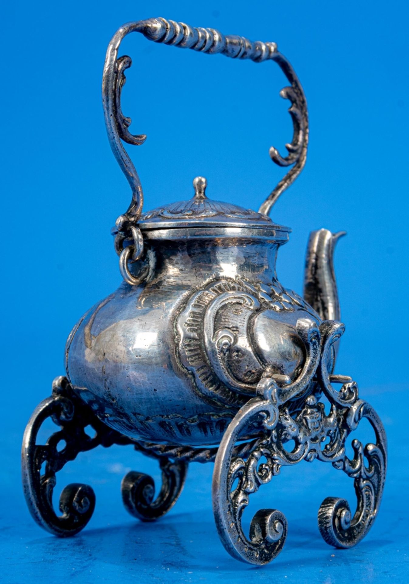 "Herzallerliebstes Steh- Rümchen" in Form einer silbernen Teekanne auf passendem Stand, der Teekess - Image 6 of 9