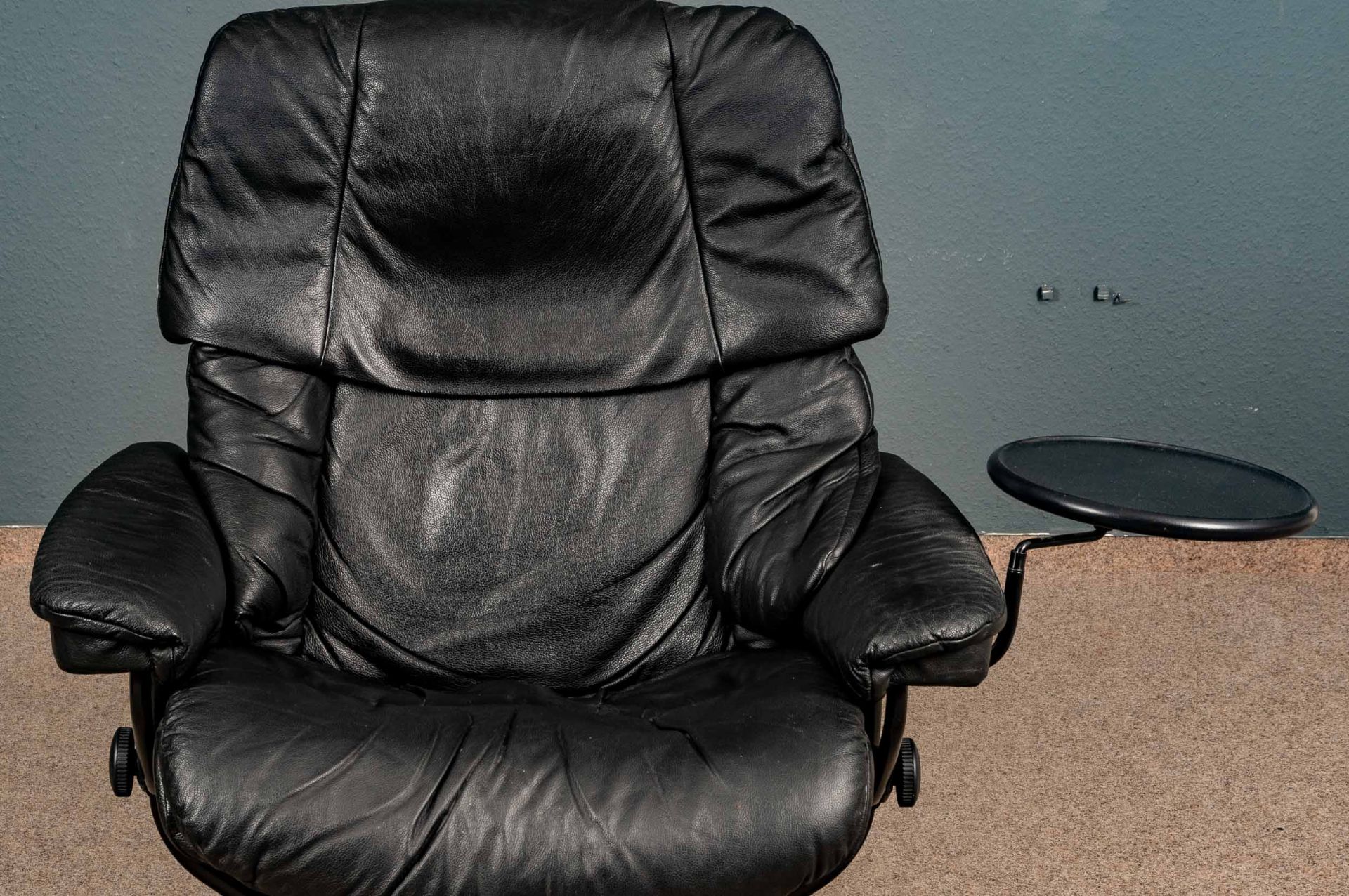 Großer "STRESSLESS" - Sessel mit passendem Hocker, an Armlehne mit beweglicher Ablage. Schöner, geb - Image 3 of 10