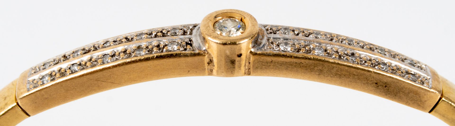 Armreif, 585er Gelbgold, hohle Fassung. Oberseitig 21 winzige Diamanten in Zweierreihen, mittig 1 r - Bild 8 aus 9