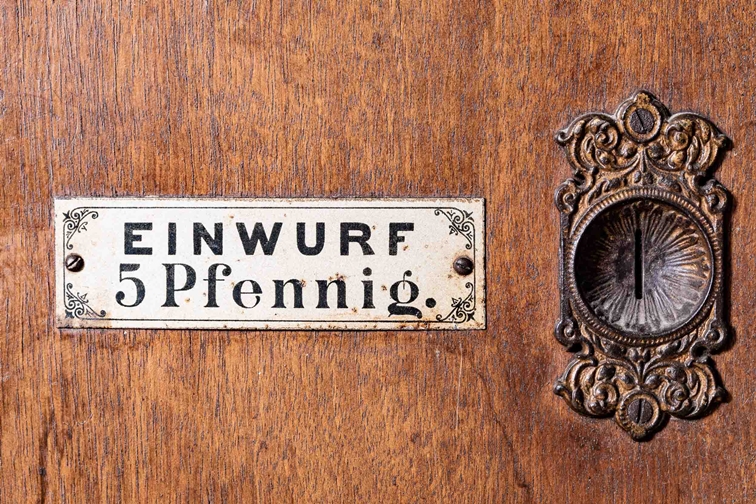Großes "POLYPHON" der Polyphon Werke, Leipzig um 1900, eintürig verglastes Nussbaumgehäuse mit seit - Image 25 of 35