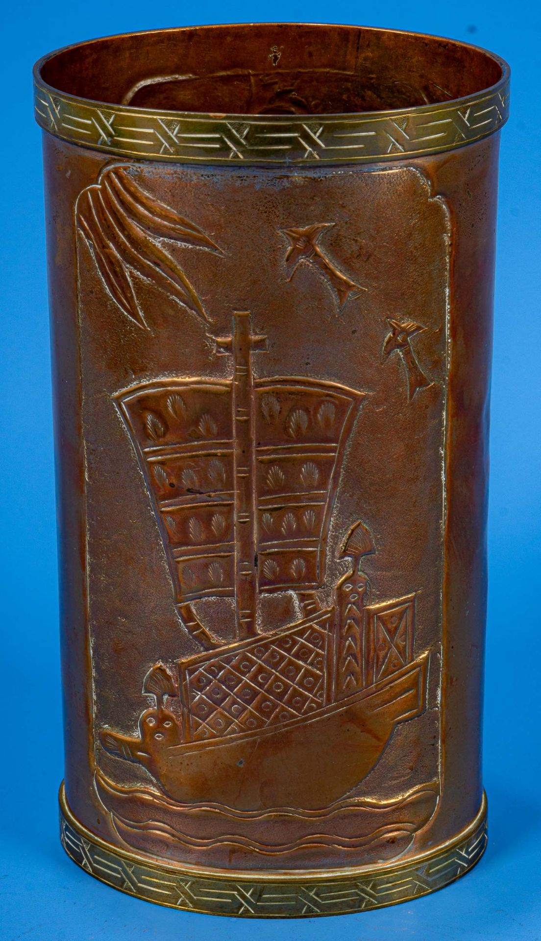 Pinselhalter aus Kupfer mit Messingbändern, südostasiatischer Raum. Beidseitig geprägte Darstellung - Bild 4 aus 6