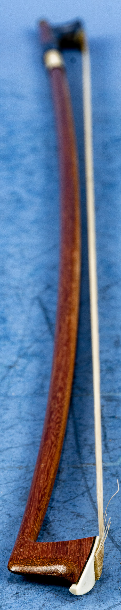 Älterer Violinenbogen/Geigenbogen, runde Stange mit eckigem Abschluss, mit Brandstempel: F. C. Pfre - Image 12 of 12