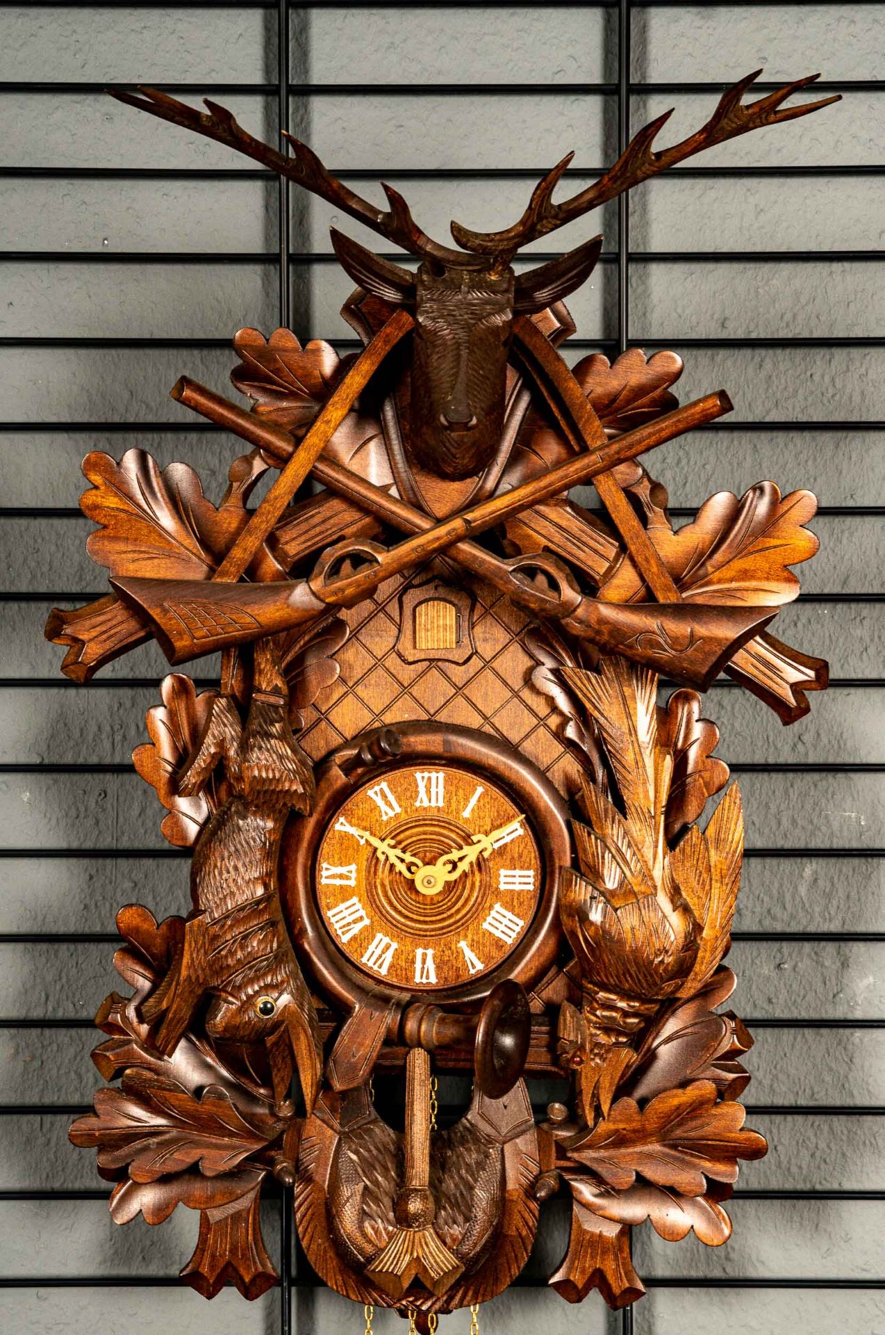 Imposante "Kuckucks"-Uhr, 2. Hälfte 20. Jhdt., aufwändig beschnitztes, nussbaumfarbiges Holzgehäuse - Bild 2 aus 15