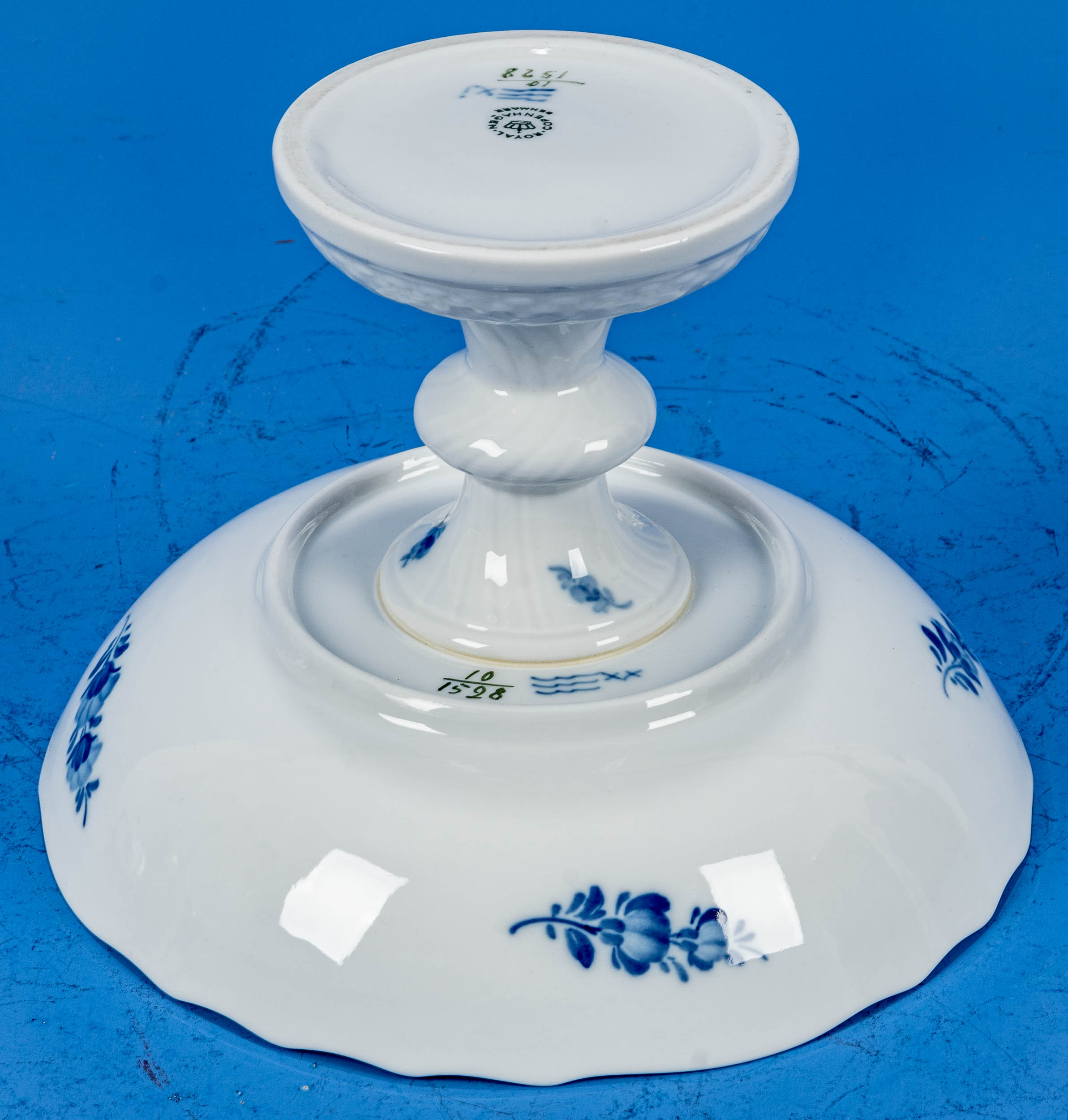 Klassische Fußschale, sog. Tazza, Royal Copenhagen, königlich dänisches Weißporzellan mit blauem Bl - Image 4 of 8